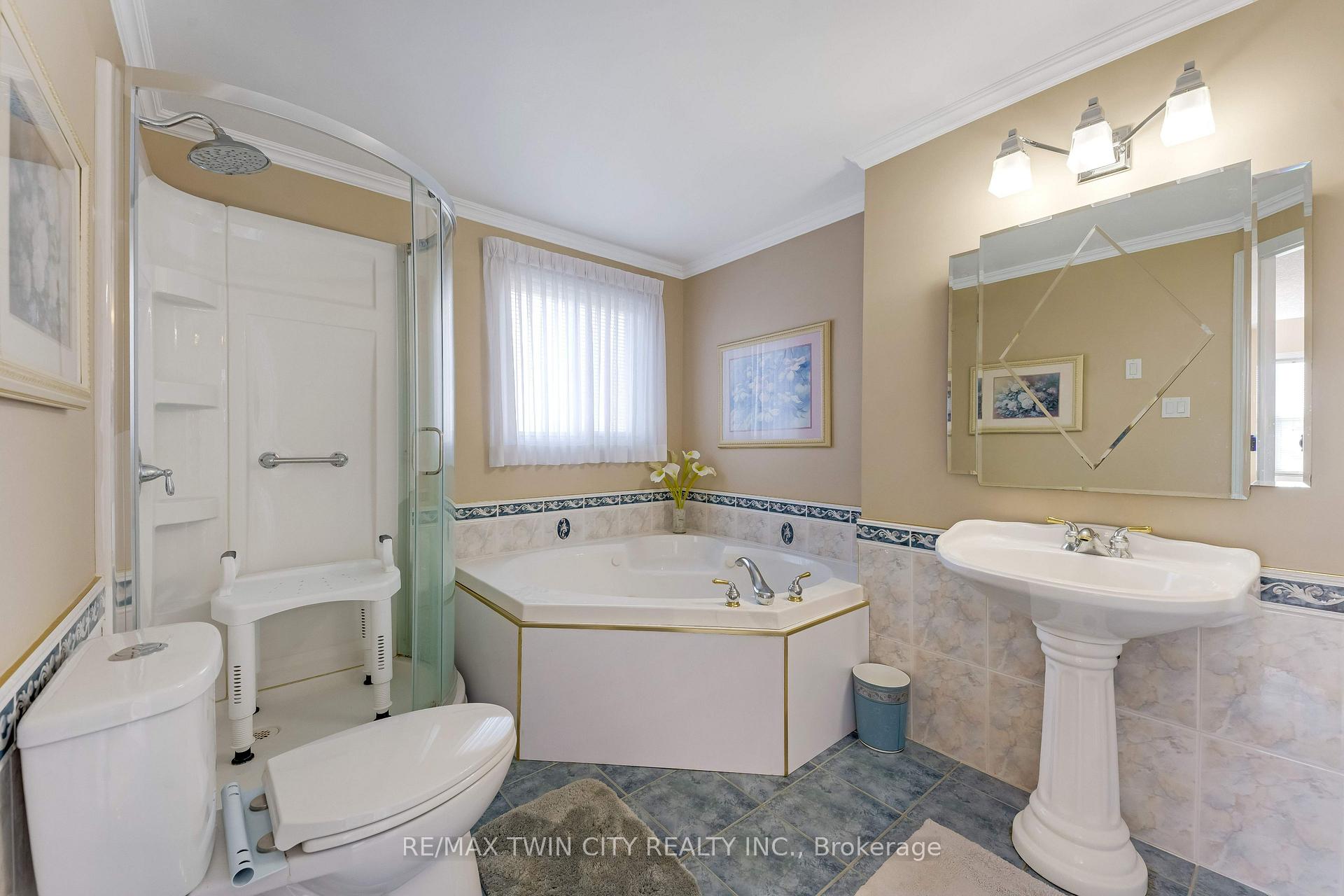Photo 17 of 42 Briarmeadow Crescent, Kitchener, Idlewood — HOMEH