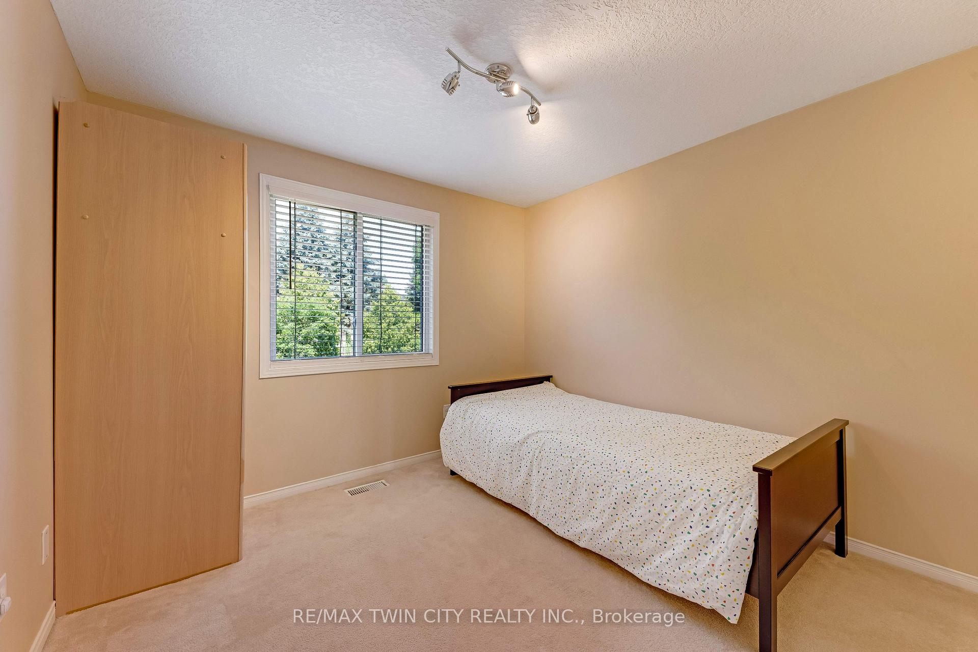 Photo 19 of 42 Briarmeadow Crescent, Kitchener, Idlewood — HOMEH