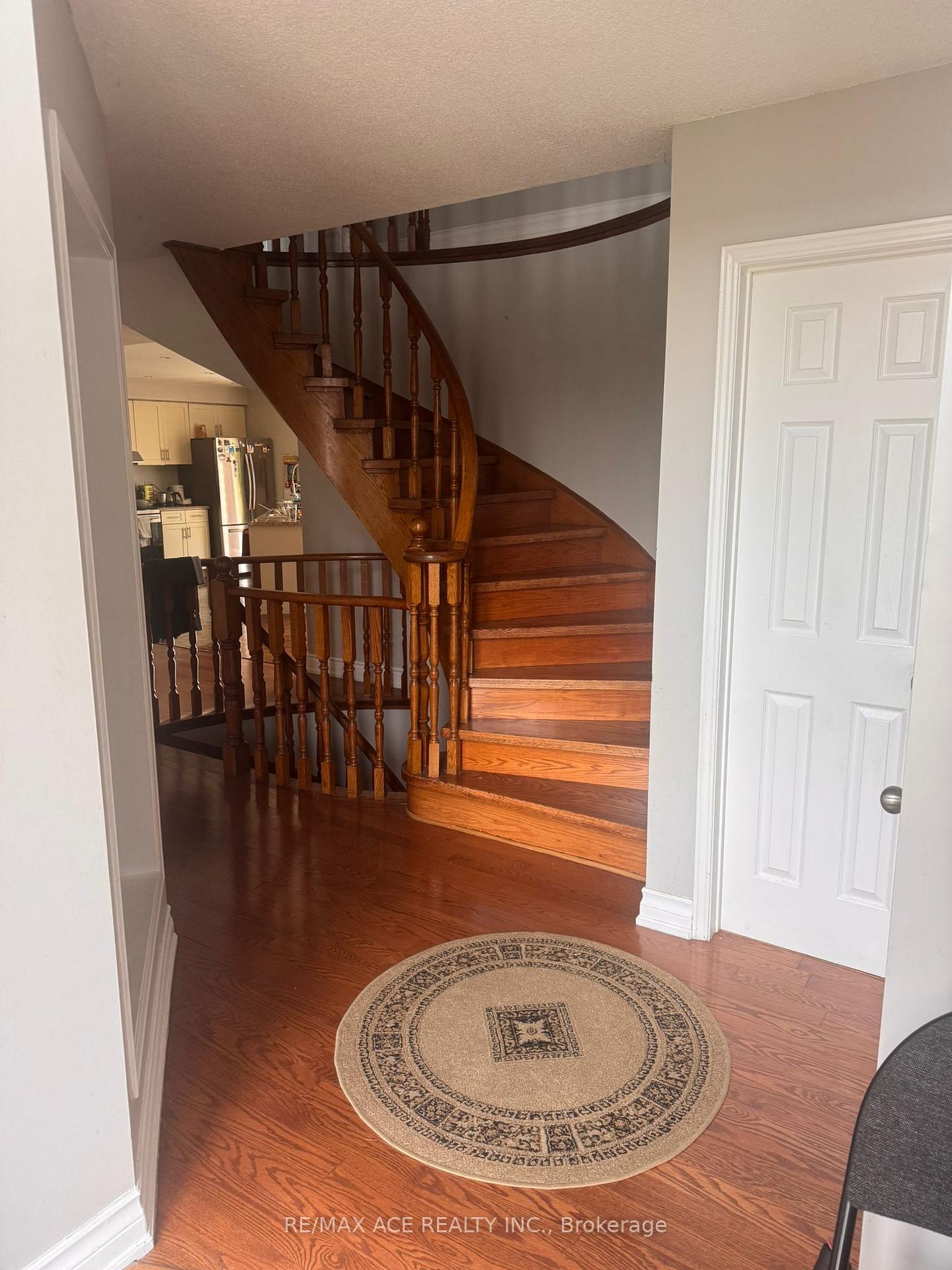 Photo 8 of 26 Brownridge Court N, Brampton, Fletcher's Creek South — HOMEH