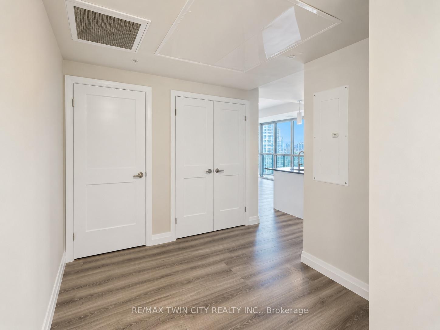 Photo 8 of Unit 1402, 60 Charles Street W, Kitchener, City Commercial Core — HOMEH