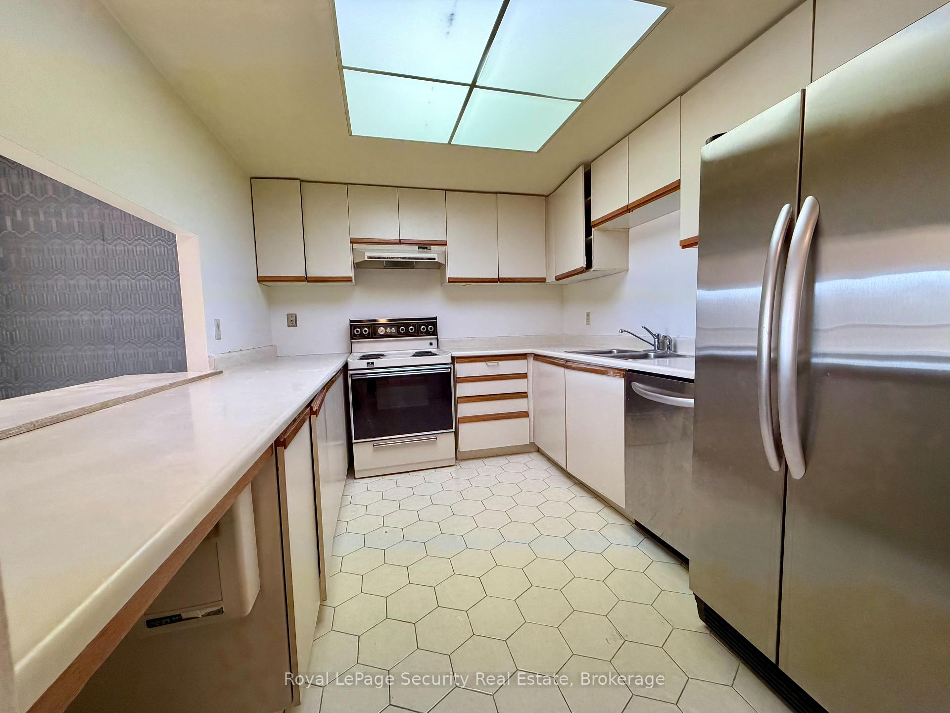 Photo 8 of Unit 10, 20 Glebe Road W, Toronto, Yonge-Eglinton — HOMEH