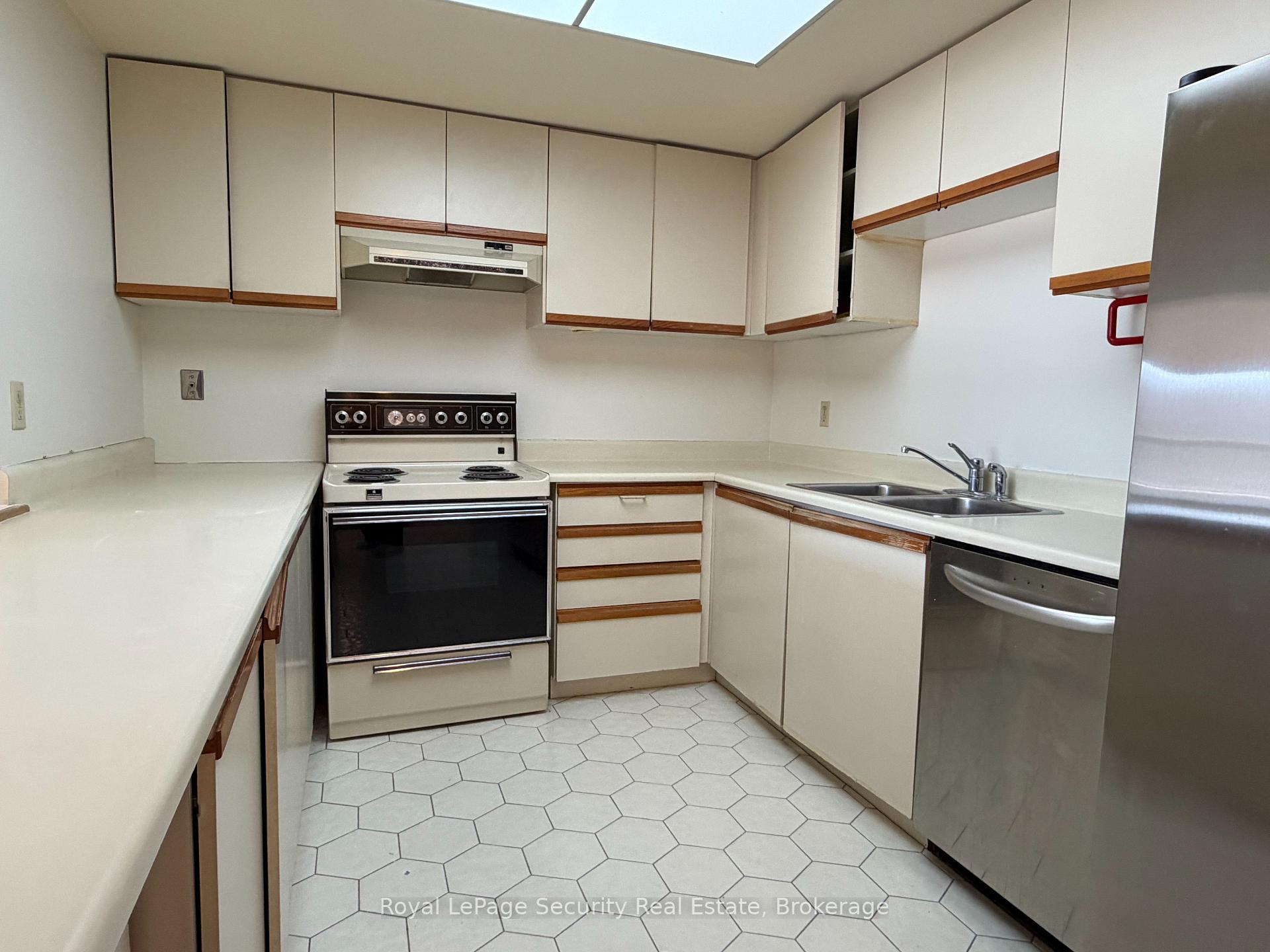 Photo 9 of Unit 10, 20 Glebe Road W, Toronto, Yonge-Eglinton — HOMEH