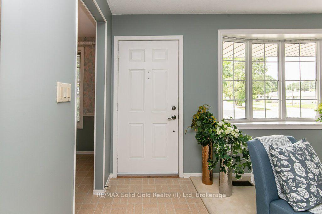 Photo 4 of 66 Shea Crescent, Kitchener, Laurentian Hills — HOMEH