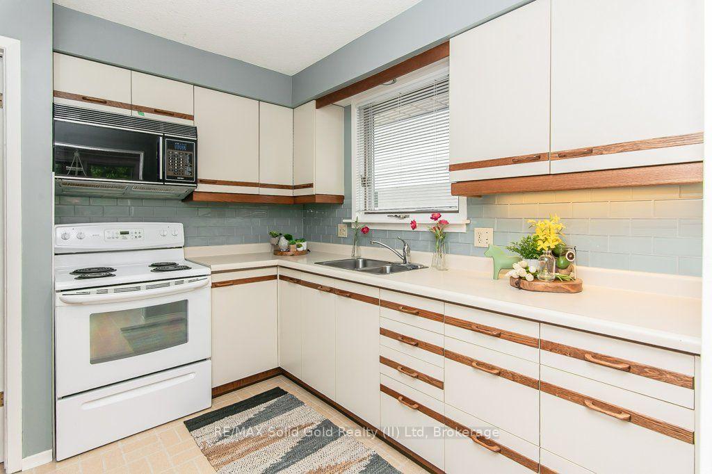 Photo 10 of 66 Shea Crescent, Kitchener, Laurentian Hills — HOMEH