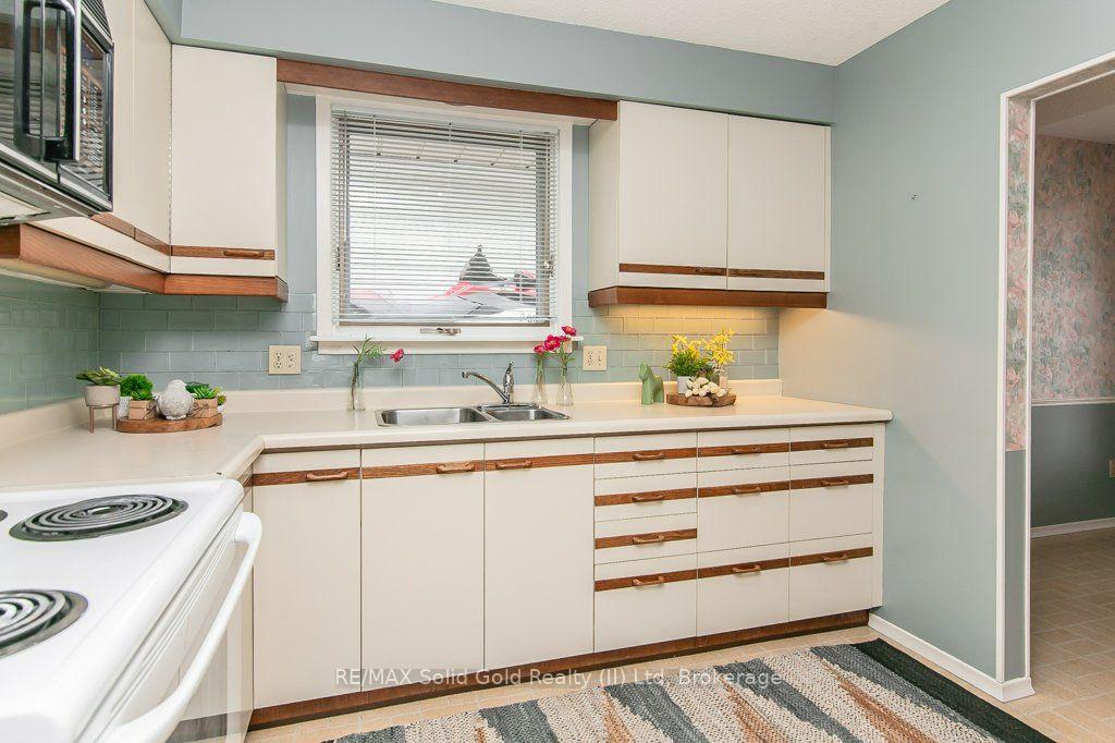 Photo 12 of 66 Shea Crescent, Kitchener, Laurentian Hills — HOMEH