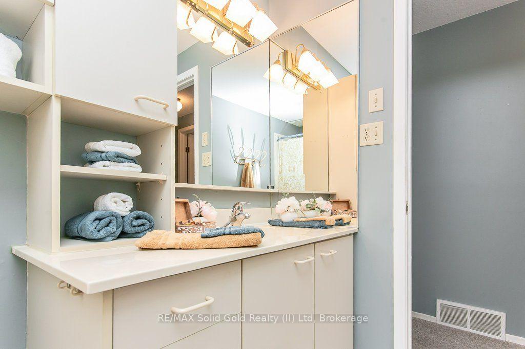 Photo 16 of 66 Shea Crescent, Kitchener, Laurentian Hills — HOMEH
