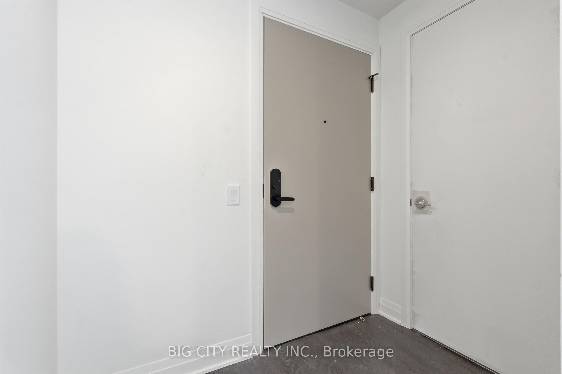 Photo 2 of Unit 1010, 25 Frederick Todd Way, Toronto, Leaside — HOMEH