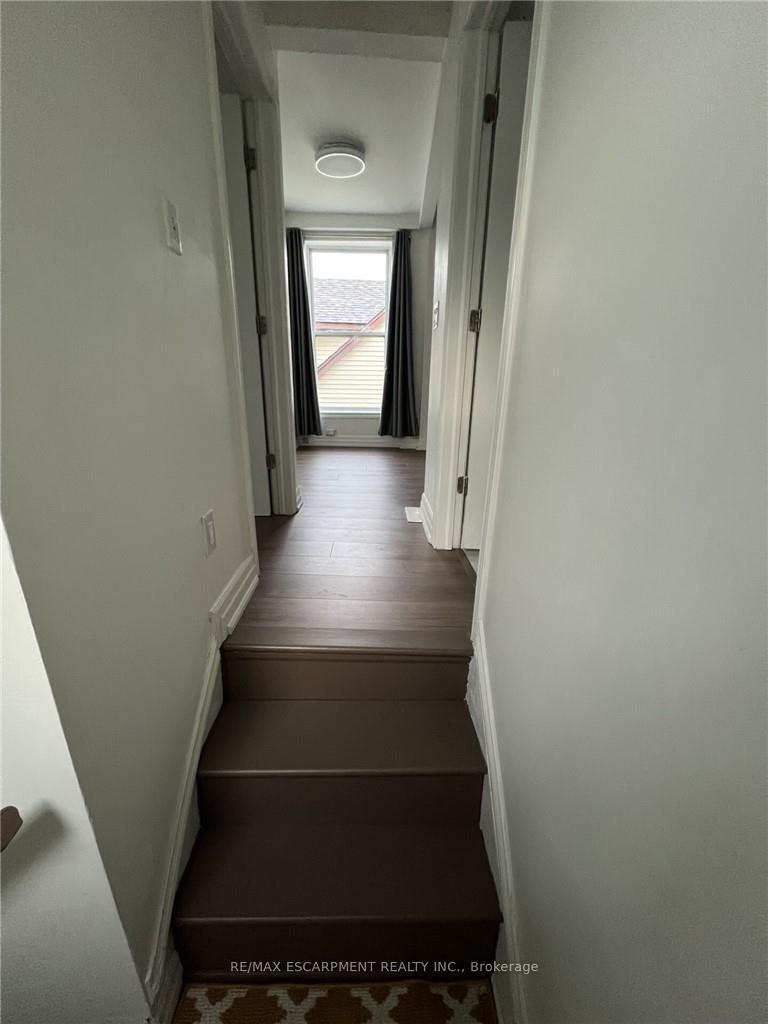 Photo 3 of Unit UPPER, 1164 Cannon Street E, Hamilton, Crown Point — HOMEH