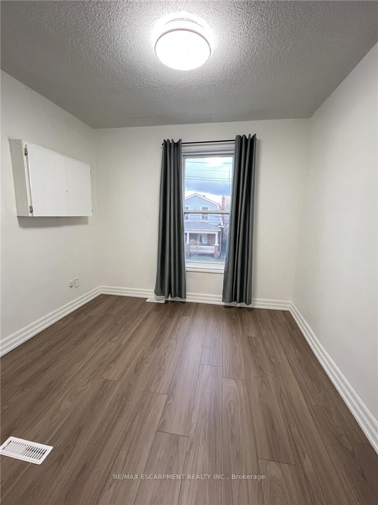 Photo 5 of Unit UPPER, 1164 Cannon Street E, Hamilton, Crown Point — HOMEH