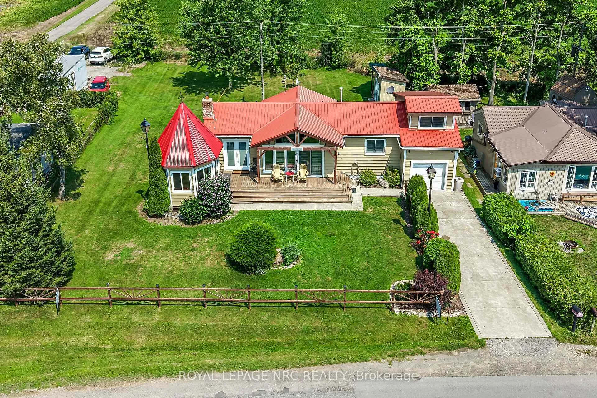 Photo of 817 Lakeshore Road