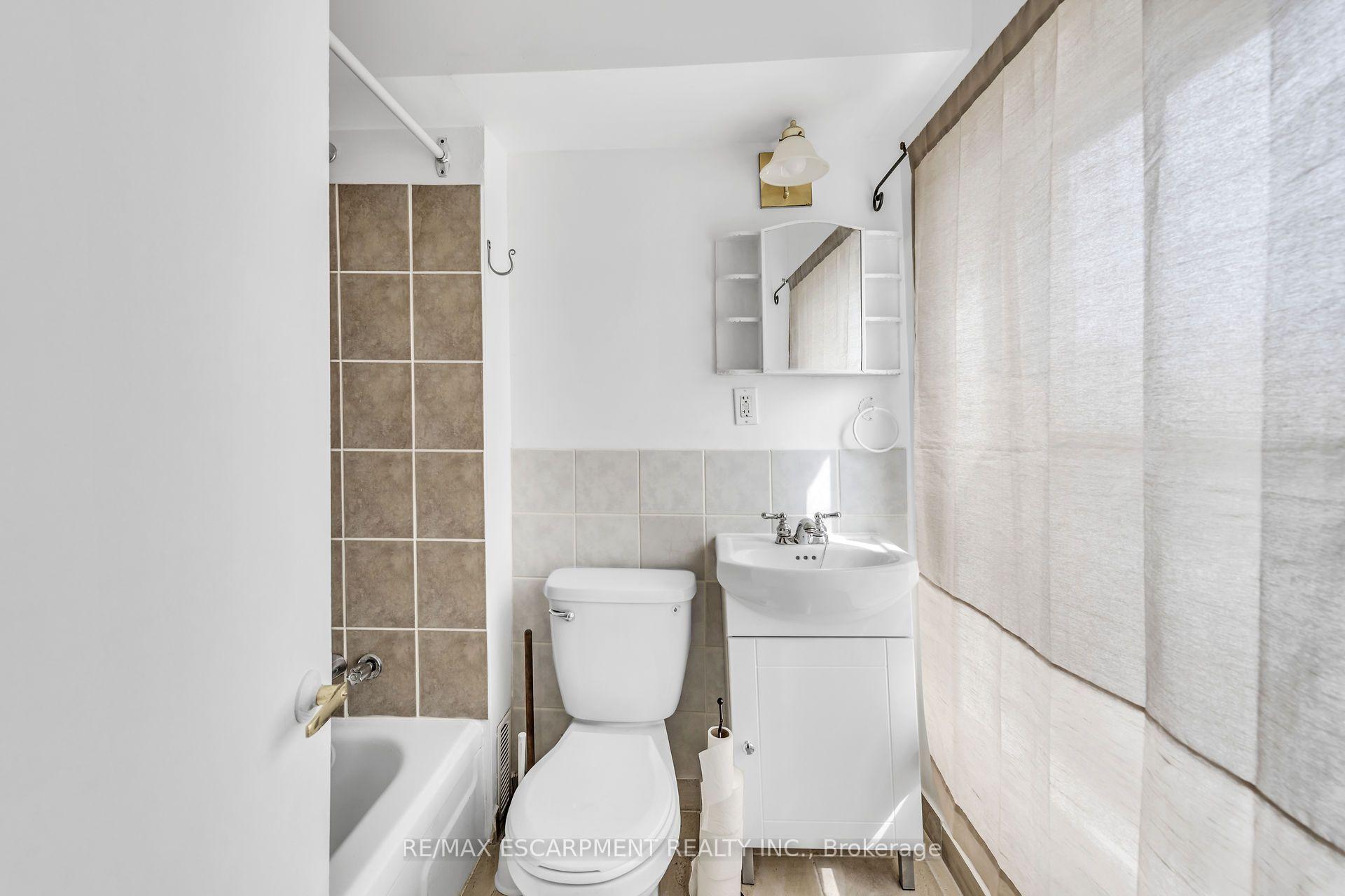 Photo 28 of 1367 Cannon Street E, Hamilton, Crown Point — HOMEH