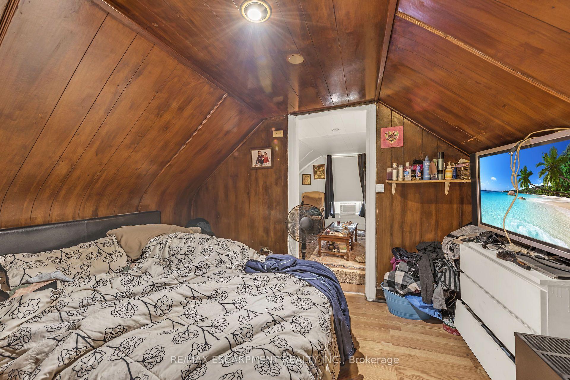 Photo 32 of 1367 Cannon Street E, Hamilton, Crown Point — HOMEH