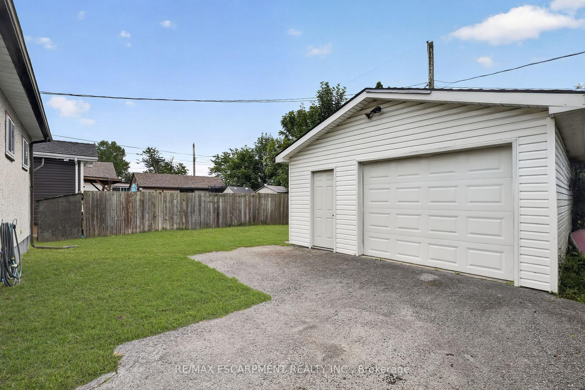 Photo 2 of 333 Simpson Avenue, Welland, Lincoln/Crowland — HOMEH
