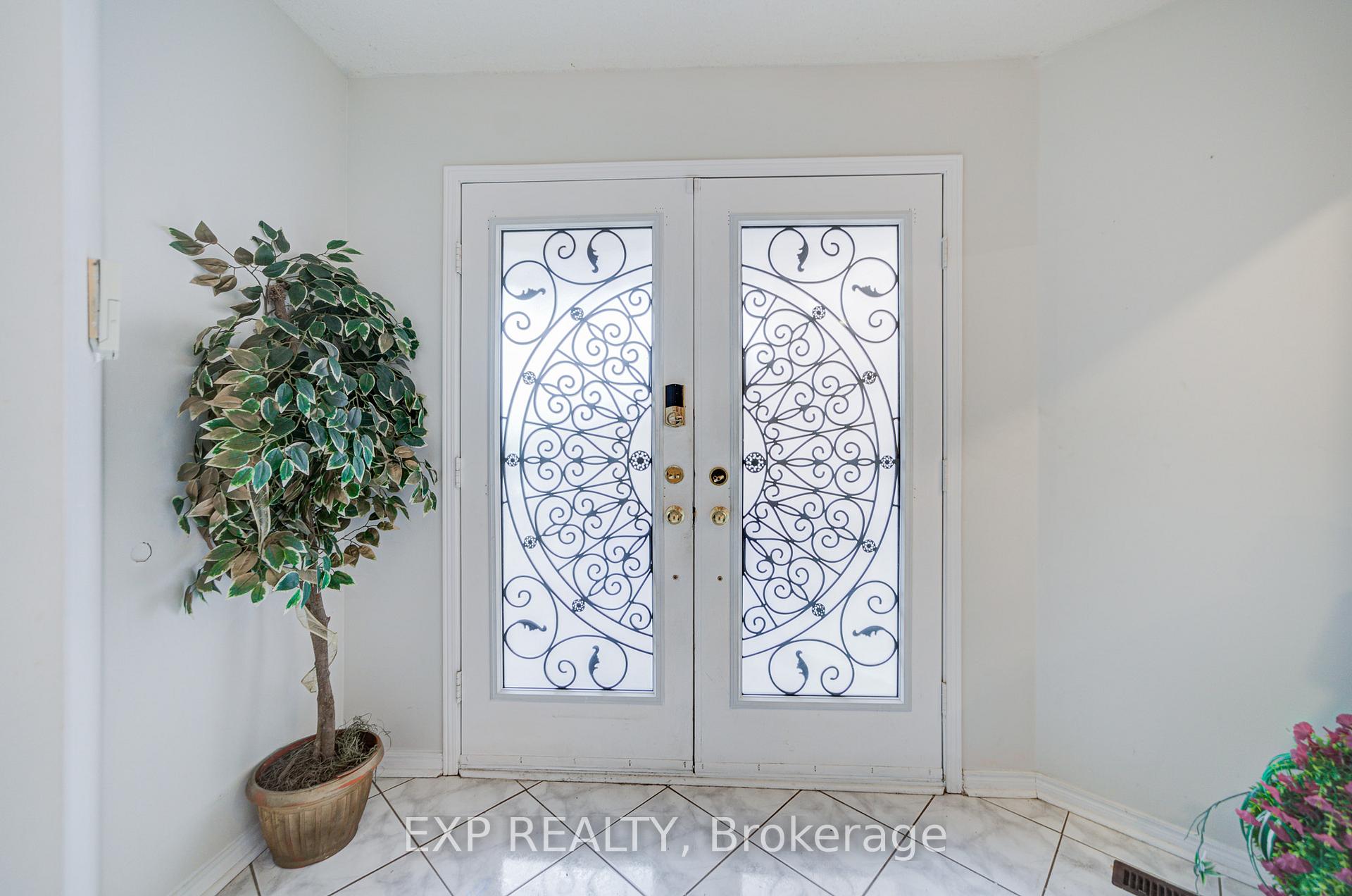Photo 2 of 211 Sophia Road, Markham, Middlefield — HOMEH