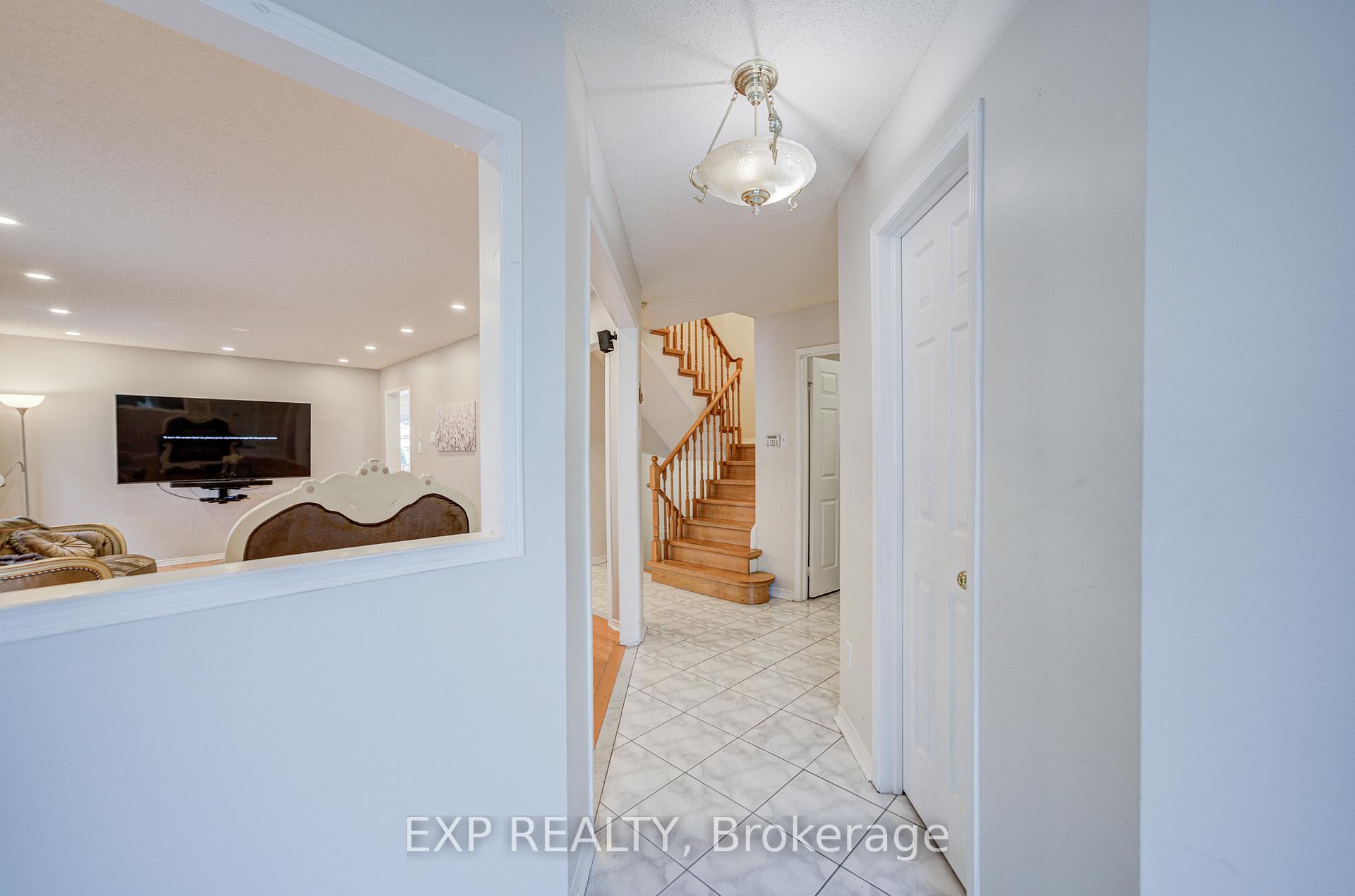 Photo 3 of 211 Sophia Road, Markham, Middlefield — HOMEH