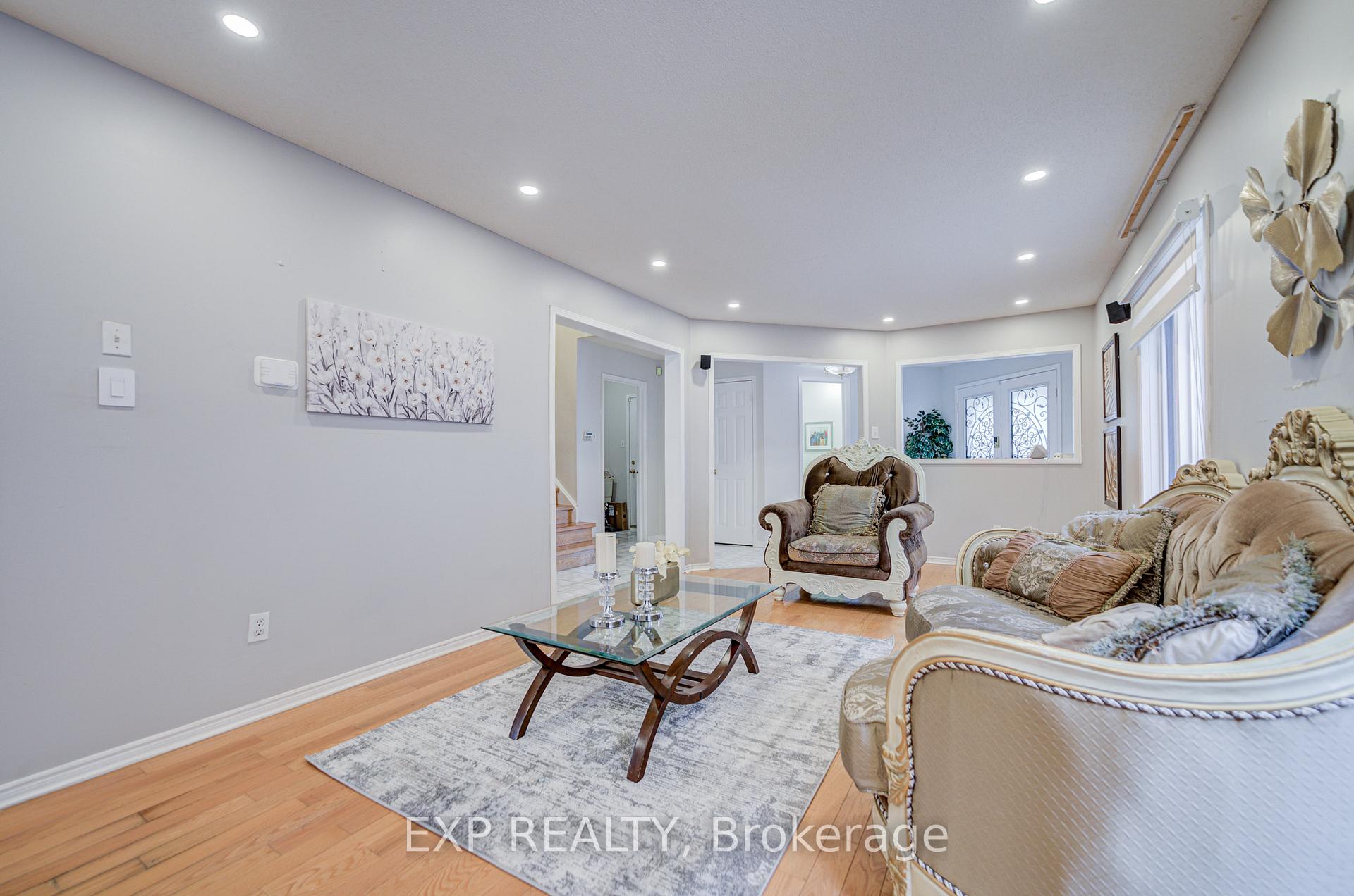 Photo 5 of 211 Sophia Road, Markham, Middlefield — HOMEH