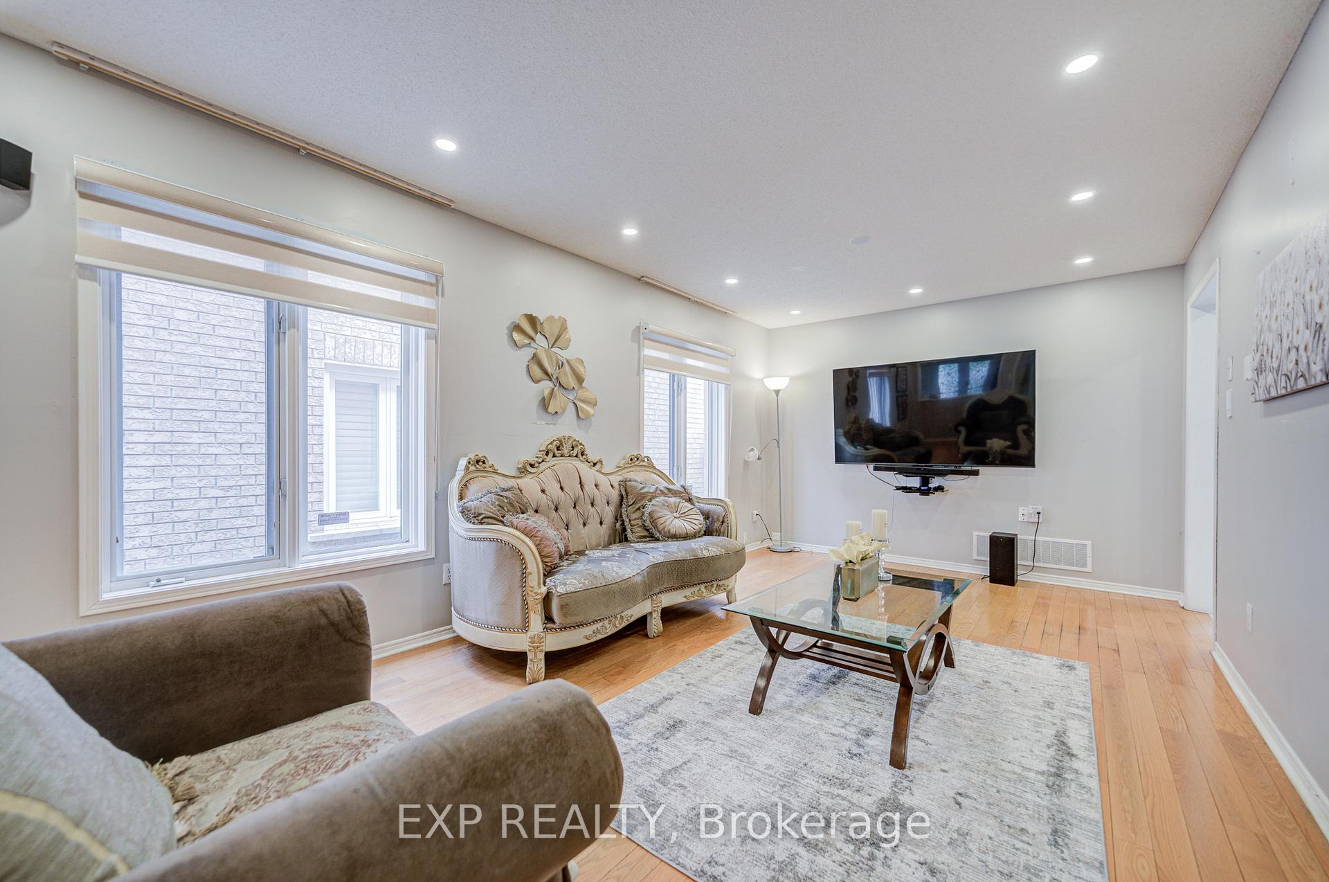 Photo 6 of 211 Sophia Road, Markham, Middlefield — HOMEH