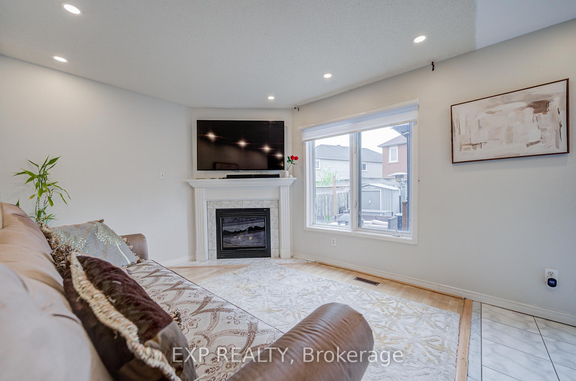 Photo 7 of 211 Sophia Road, Markham, Middlefield — HOMEH