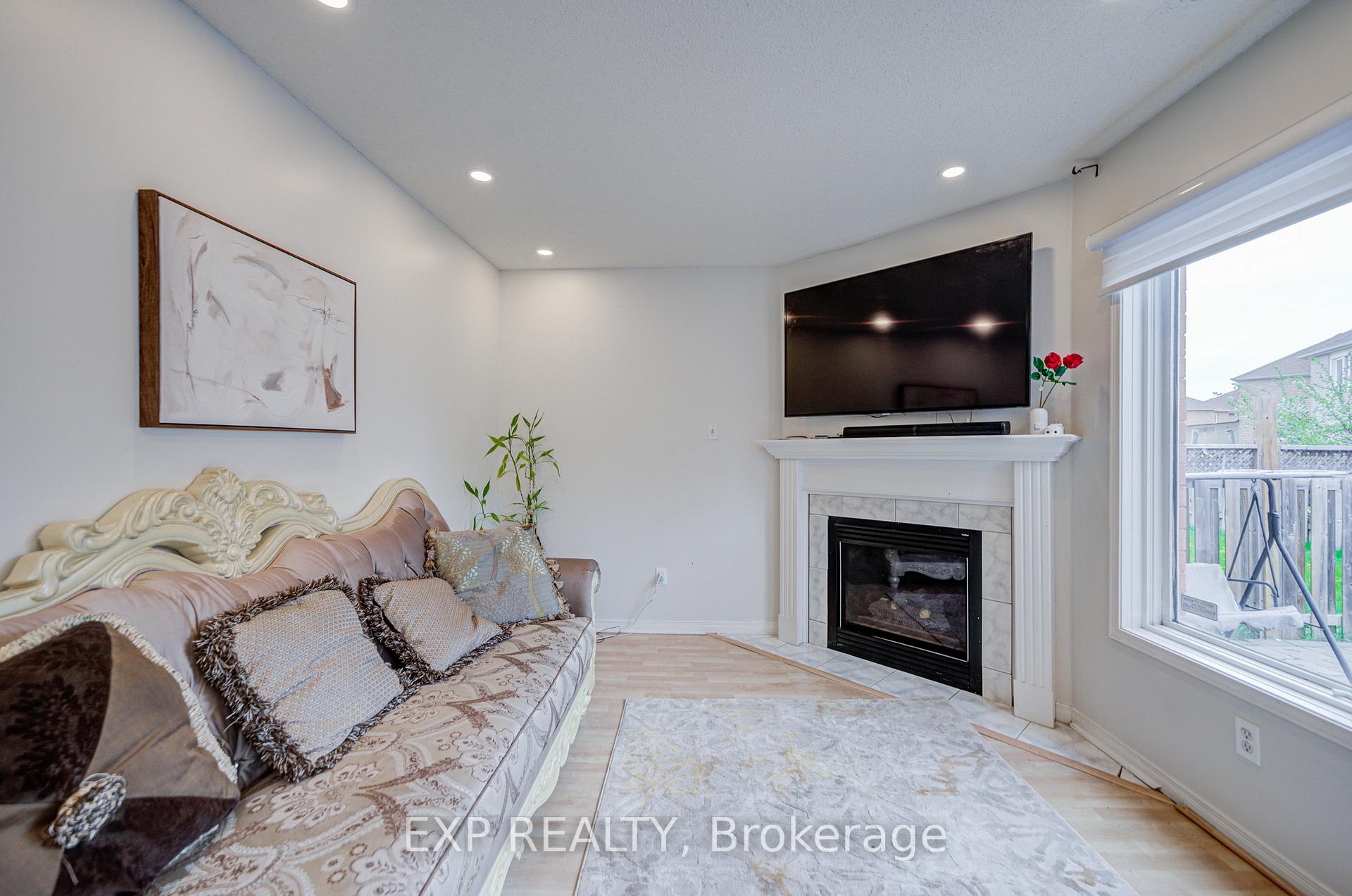 Photo 8 of 211 Sophia Road, Markham, Middlefield — HOMEH