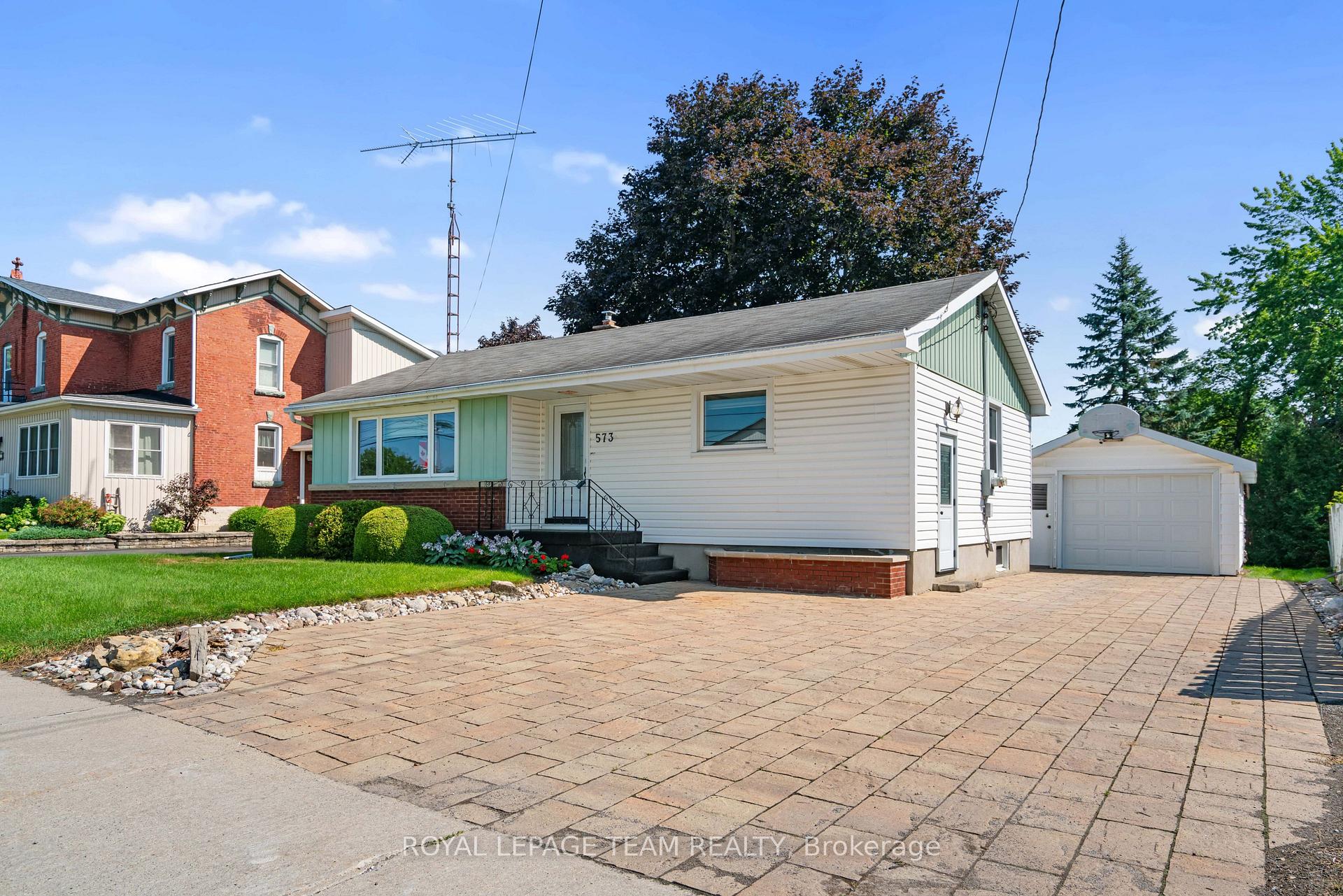 Front of 573 St Lawrence Street