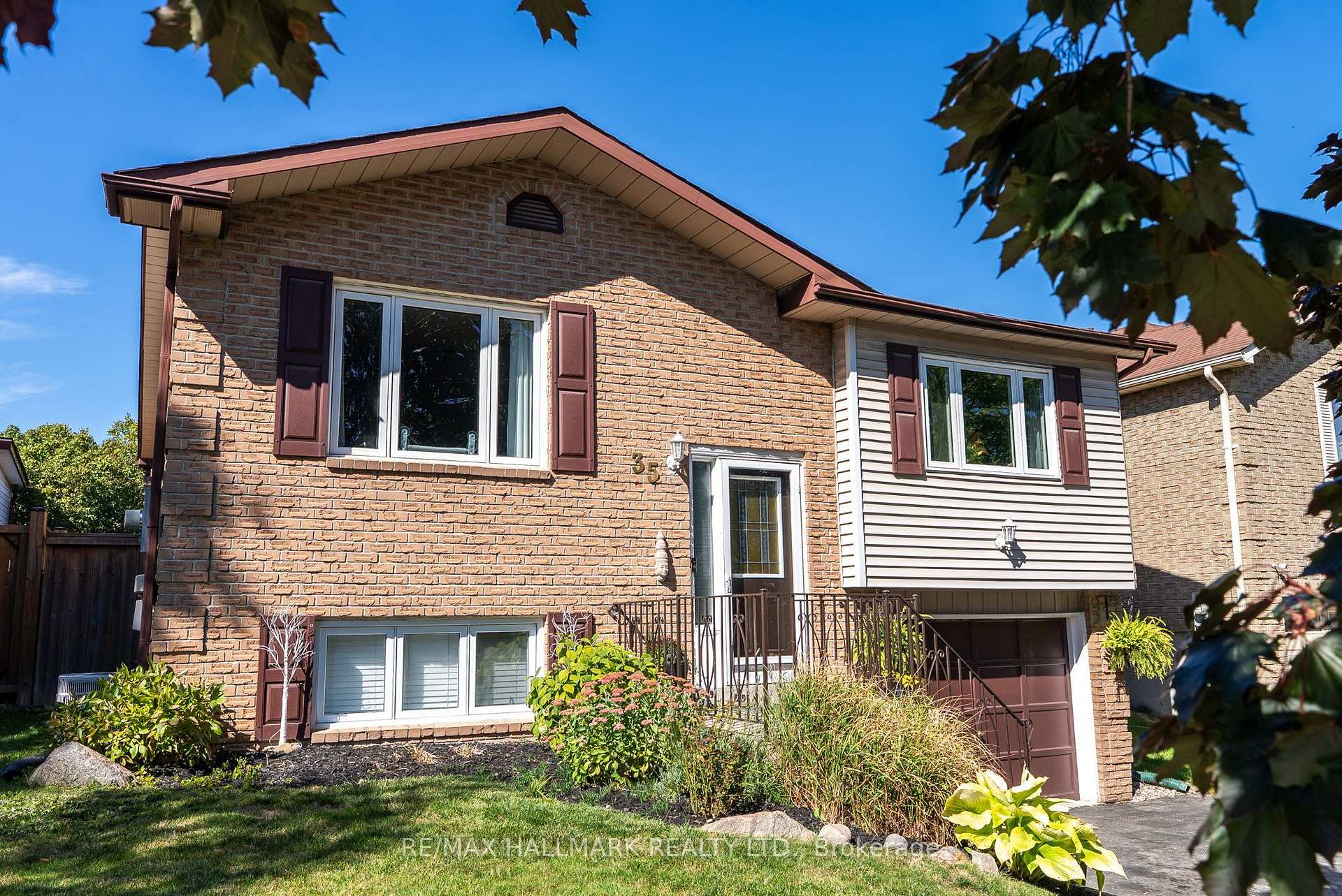 Photo 4 of 35 Downham Drive, Clarington, Bowmanville — HOMEH