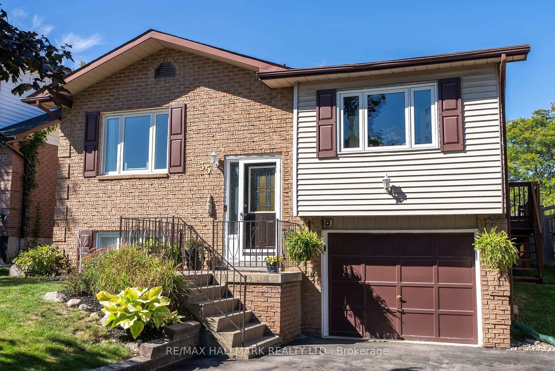 Photo 2 of 35 Downham Drive, Clarington, Bowmanville — HOMEH
