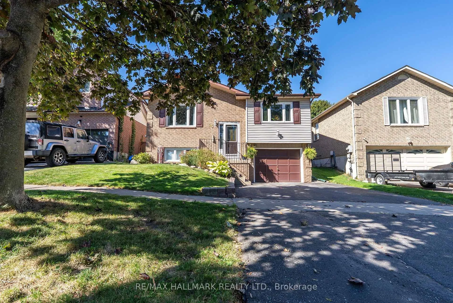 Photo 3 of 35 Downham Drive, Clarington, Bowmanville — HOMEH
