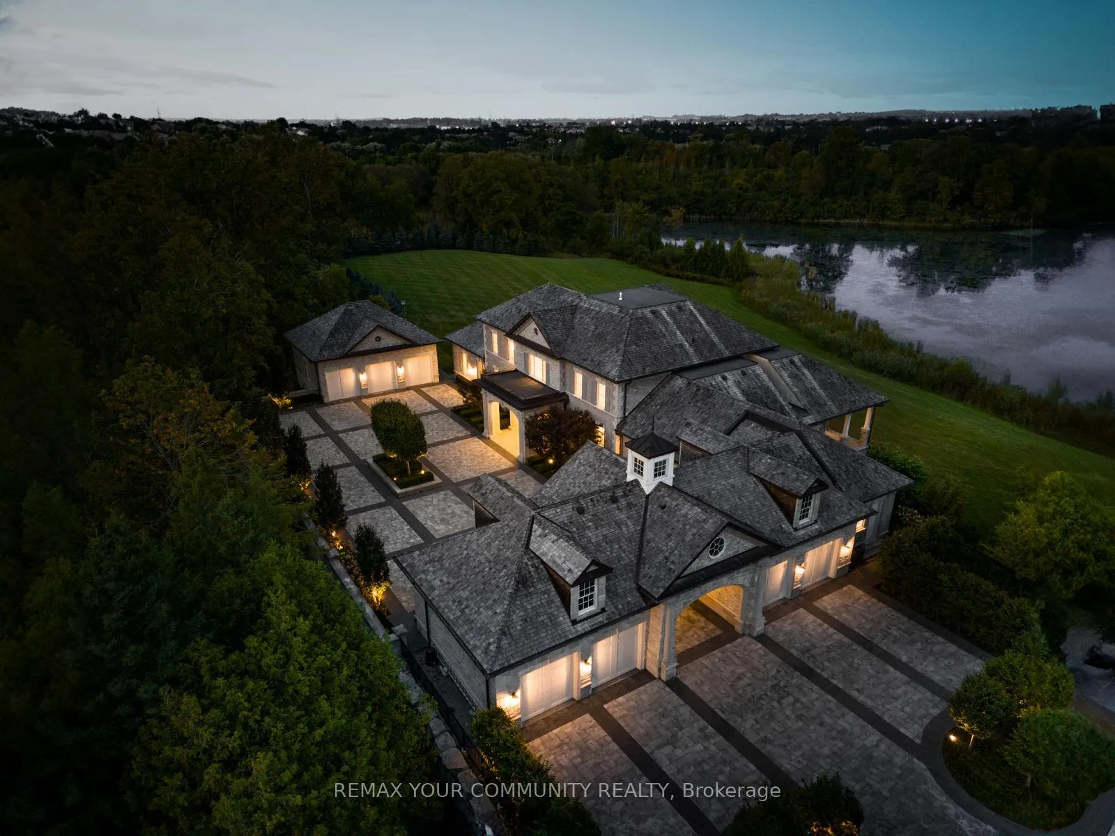 Photo 2 of 130 St. John's Side Road E, Aurora, Aurora Village — HOMEH