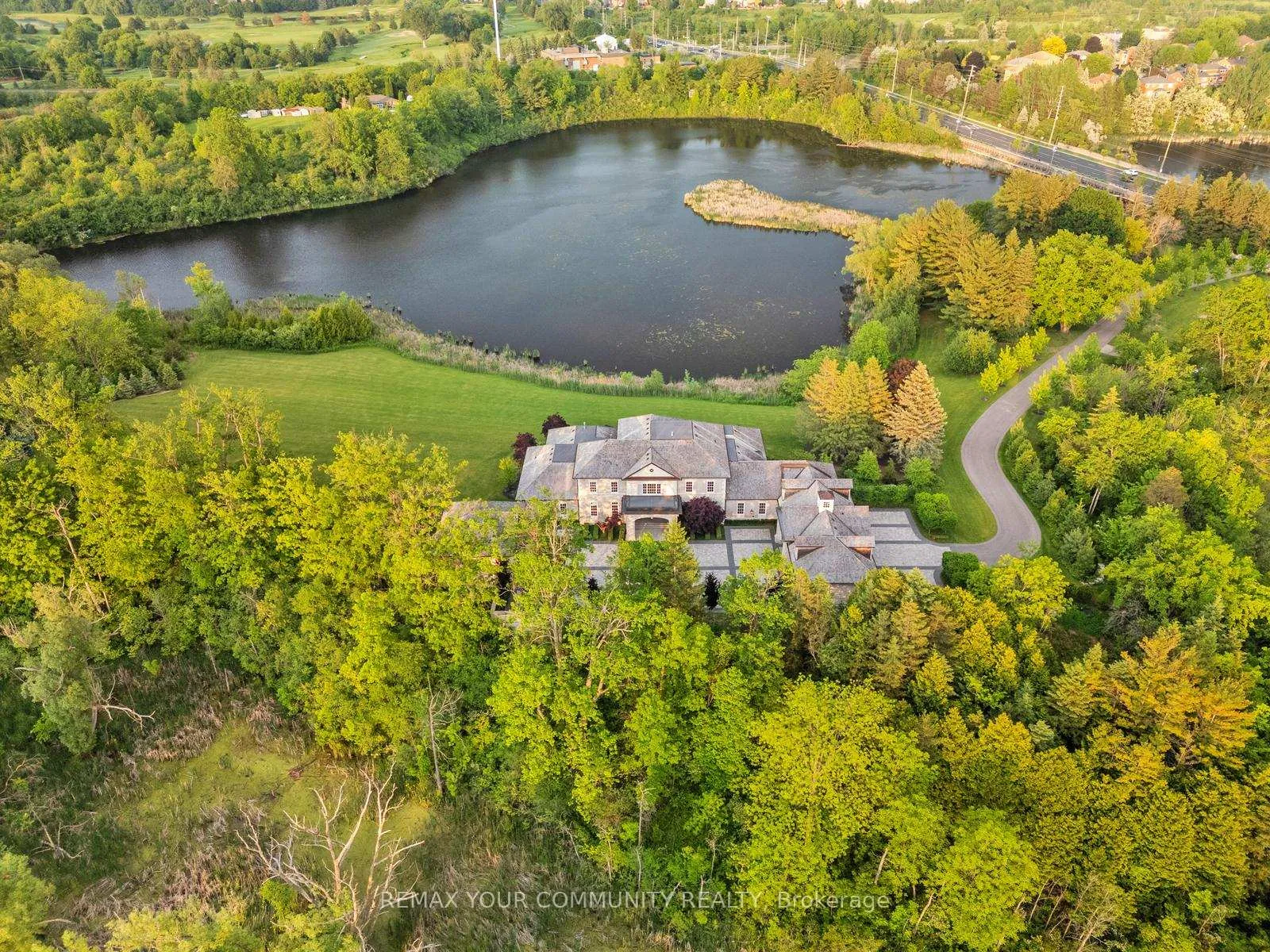 Photo 4 of 130 St. John's Side Road E, Aurora, Aurora Village — HOMEH