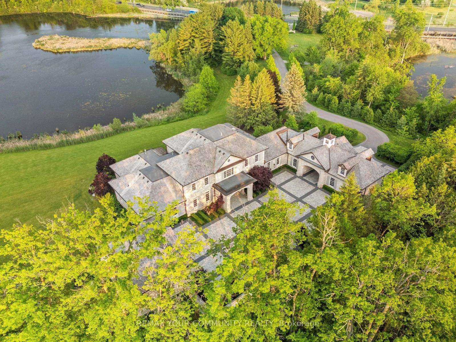 Photo 5 of 130 St. John's Side Road E, Aurora, Aurora Village — HOMEH