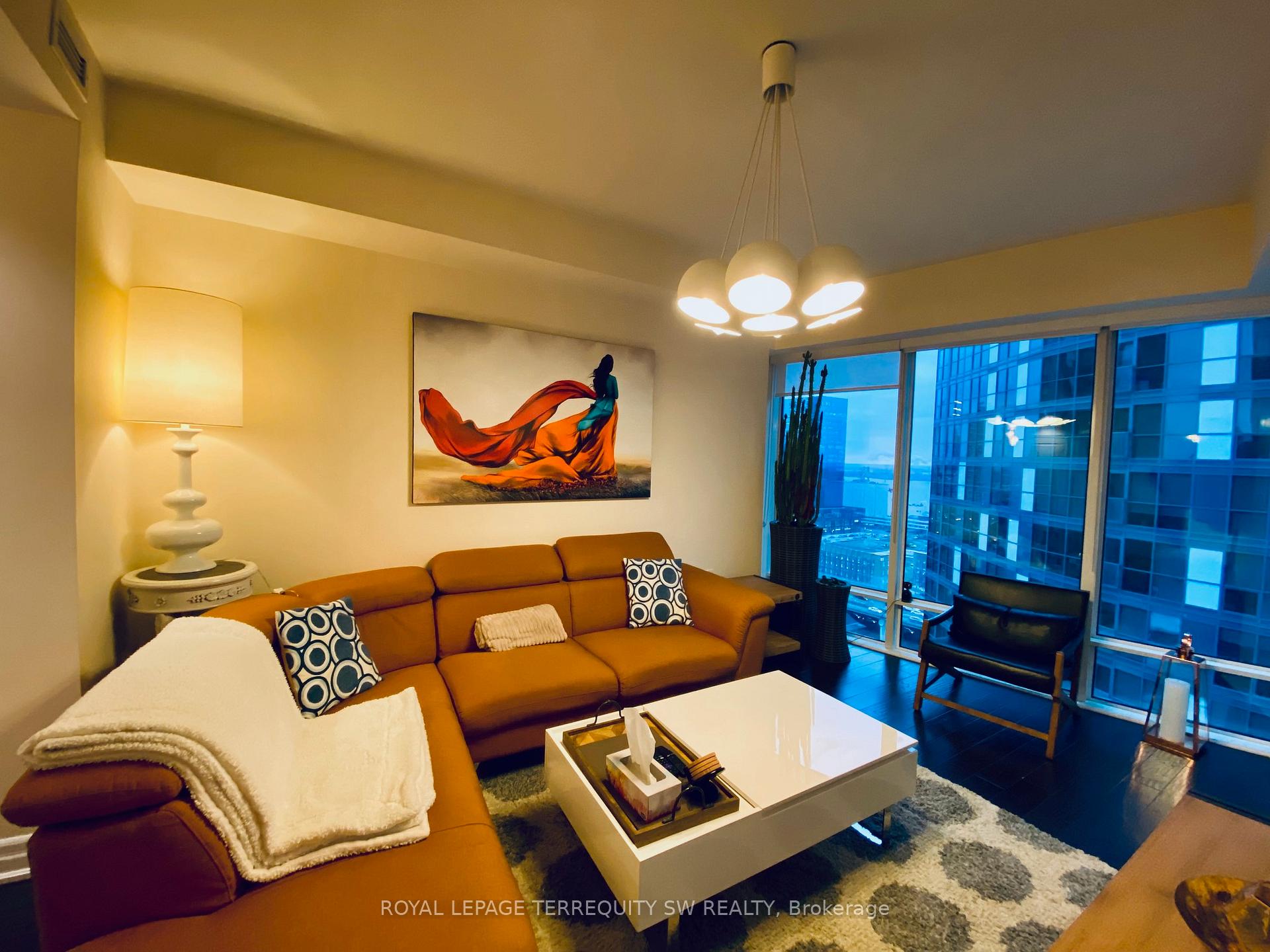 Photo 4 of Unit 2012, 8 The Esplanade, Toronto, Waterfront Communities — HOMEH