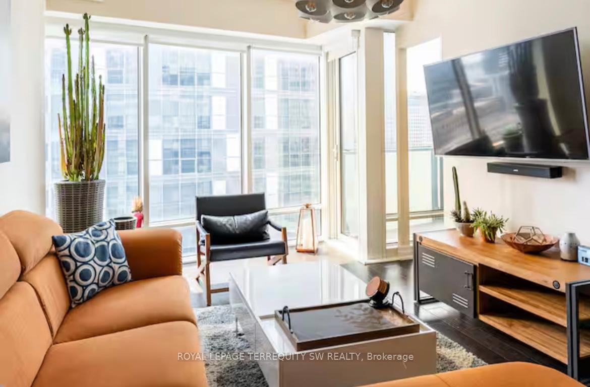 Photo 6 of Unit 2012, 8 The Esplanade, Toronto, Waterfront Communities — HOMEH