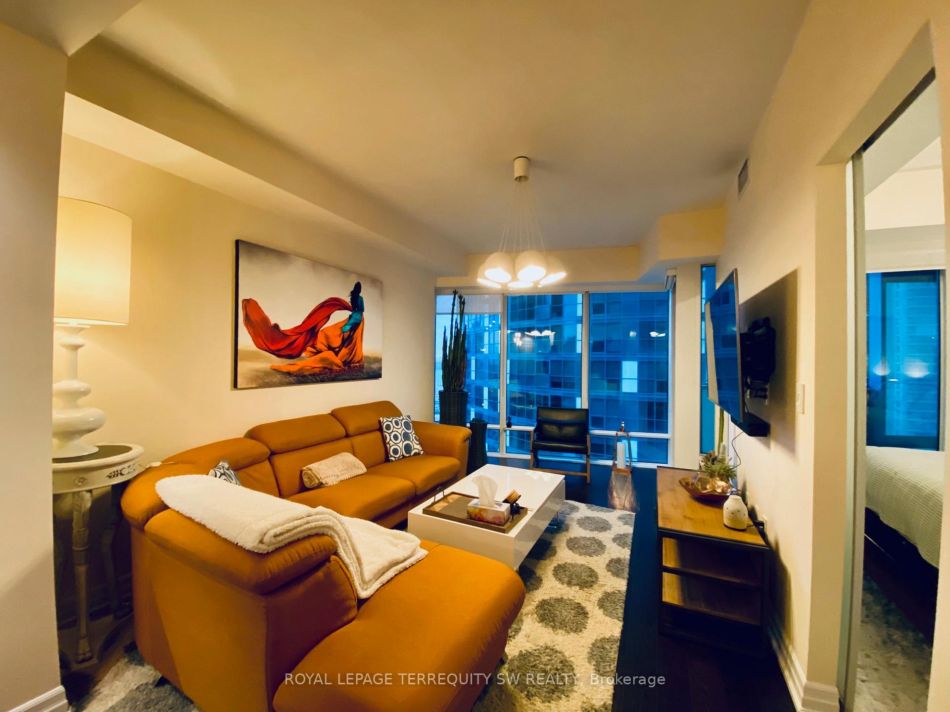 Photo 8 of Unit 2012, 8 The Esplanade, Toronto, Waterfront Communities — HOMEH