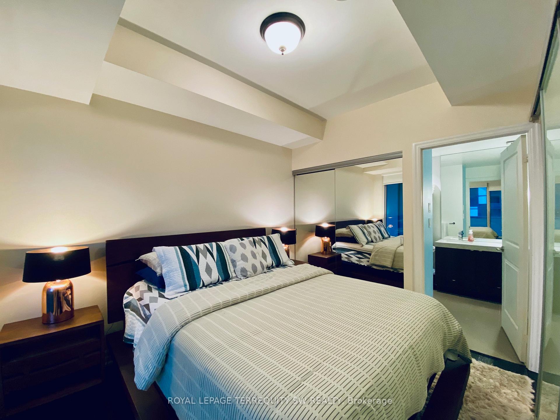 Photo 19 of Unit 2012, 8 The Esplanade, Toronto, Waterfront Communities — HOMEH