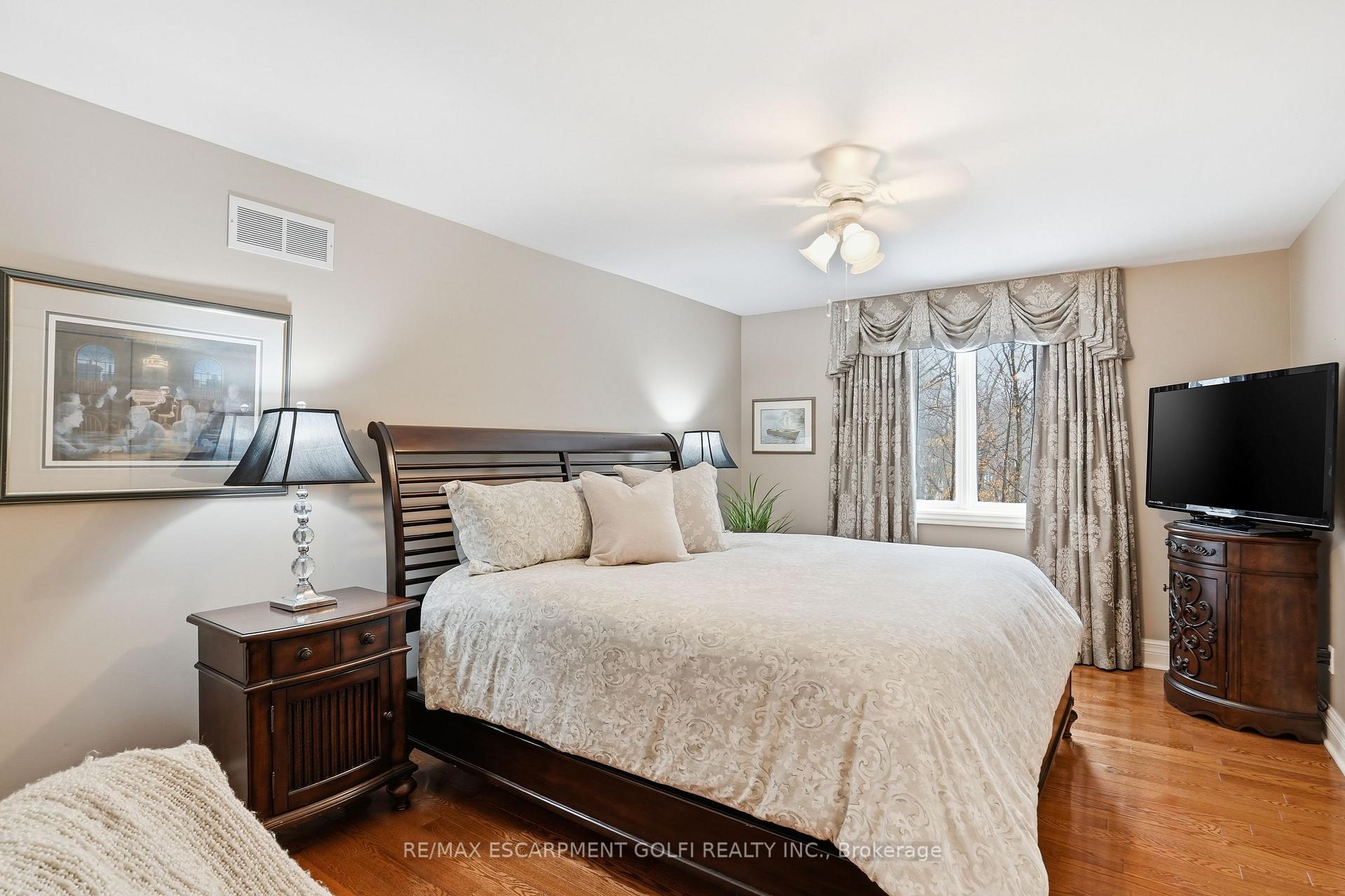 Photo 21 of 1121 Forestvale Drive, Burlington, Tyandaga — HOMEH
