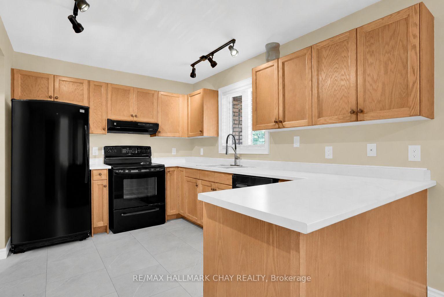 Photo 4 of 51 Indianola Crescent, Wasaga Beach — HOMEH