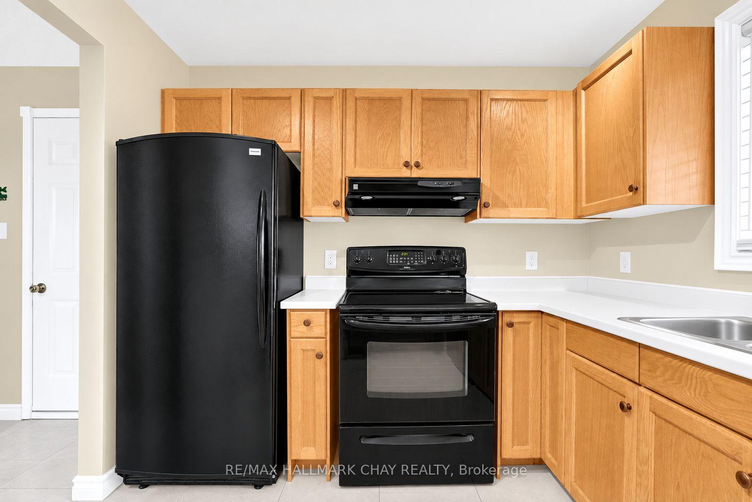 Photo 5 of 51 Indianola Crescent, Wasaga Beach — HOMEH