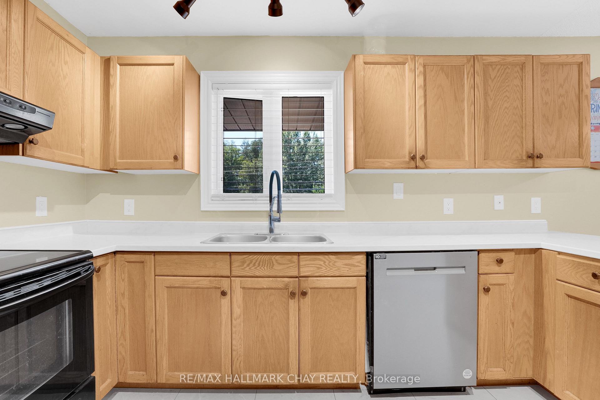 Photo 6 of 51 Indianola Crescent, Wasaga Beach — HOMEH