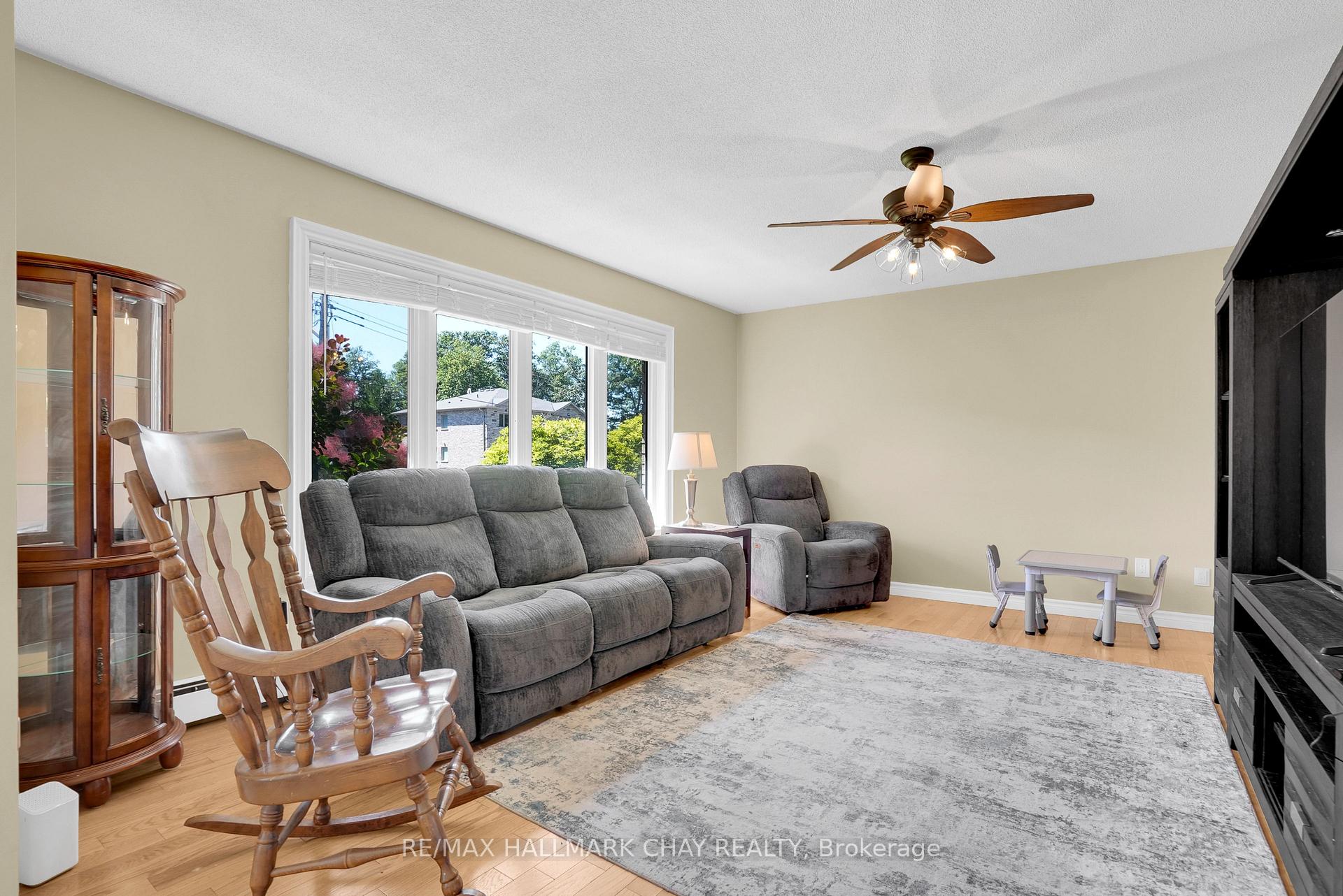 Photo 10 of 51 Indianola Crescent, Wasaga Beach — HOMEH