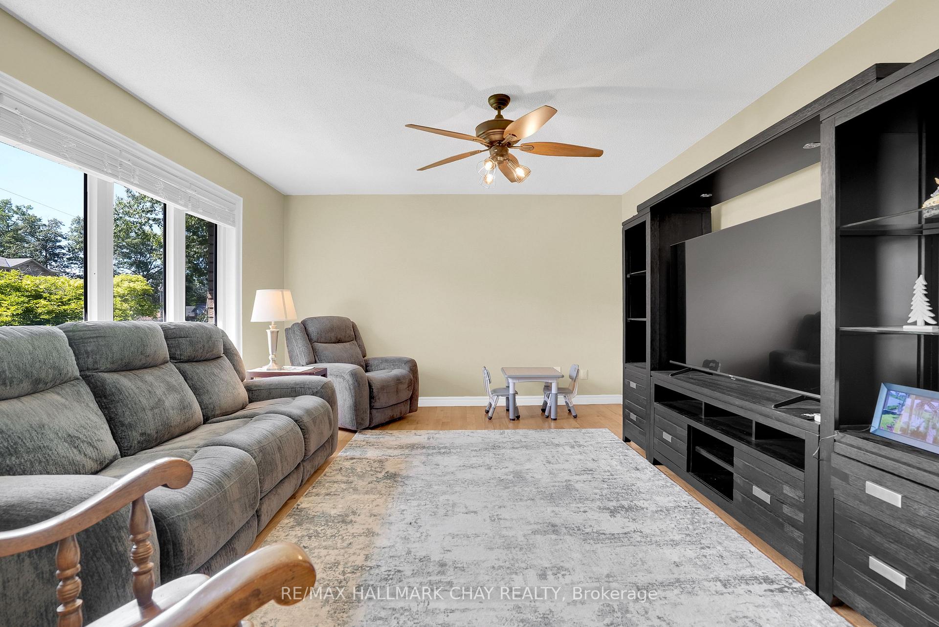 Photo 11 of 51 Indianola Crescent, Wasaga Beach — HOMEH