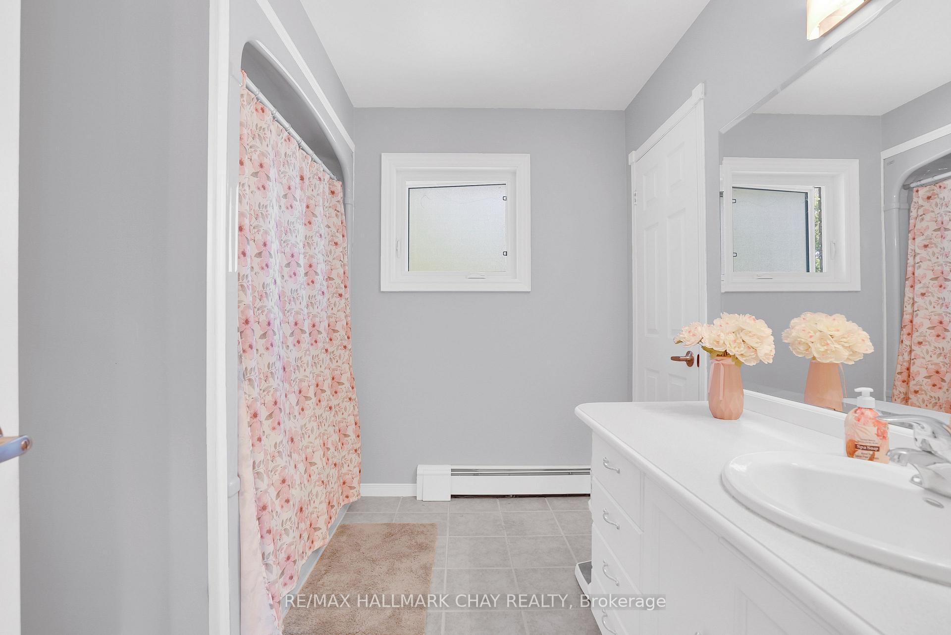 Photo 23 of 51 Indianola Crescent, Wasaga Beach — HOMEH