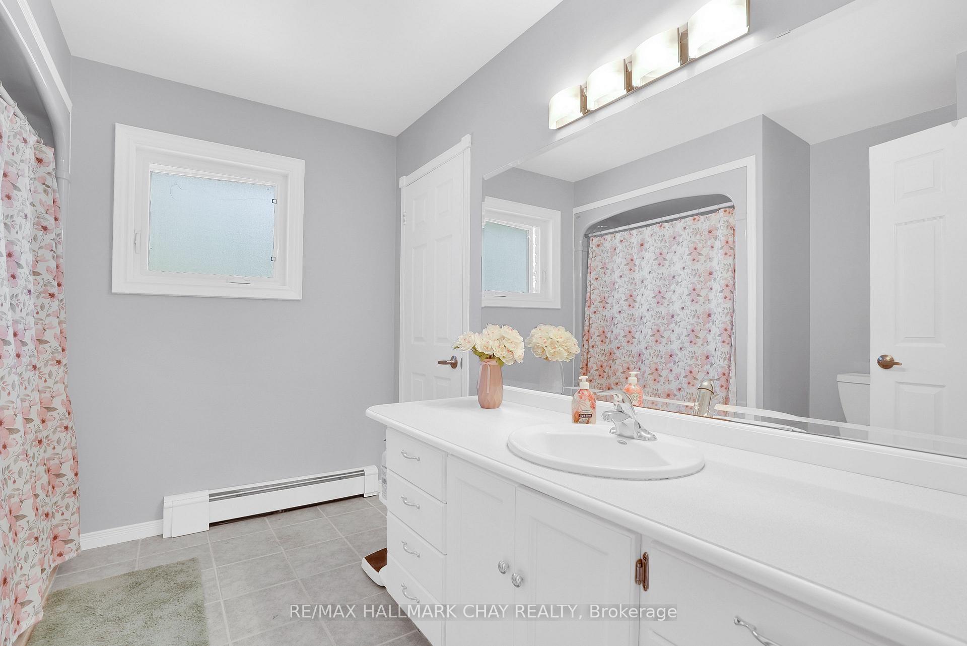 Photo 25 of 51 Indianola Crescent, Wasaga Beach — HOMEH