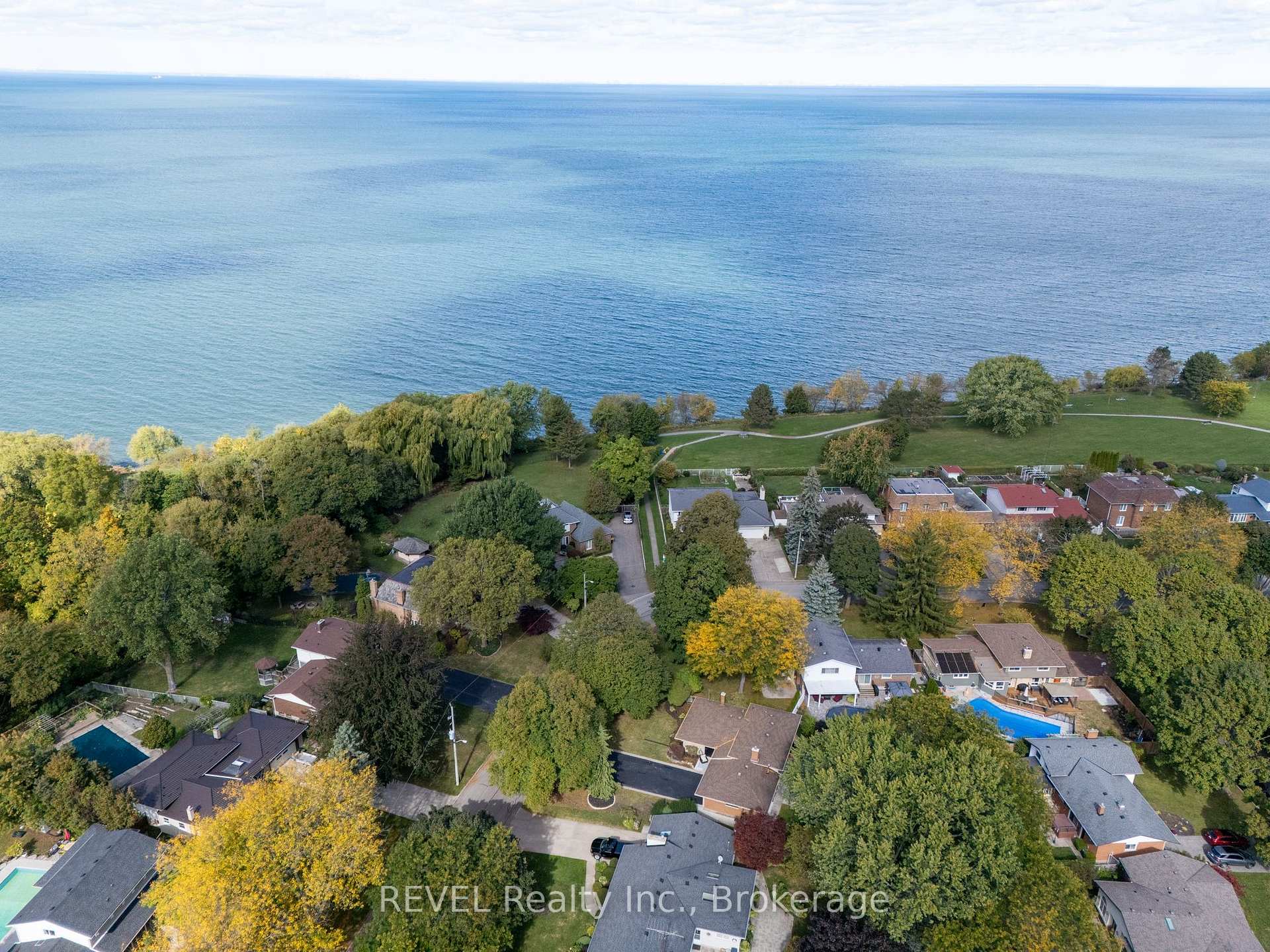 Photo 2 of 34 Royal York Road, St. Catharines, Lakeshore — HOMEH