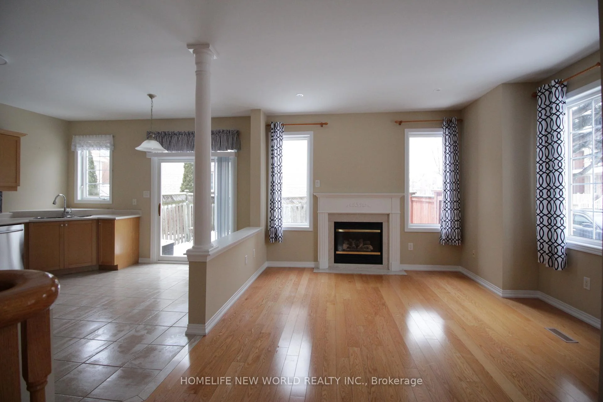 Photo 11 of 63 Southbrook Crescent, Markham, Cachet — HOMEH
