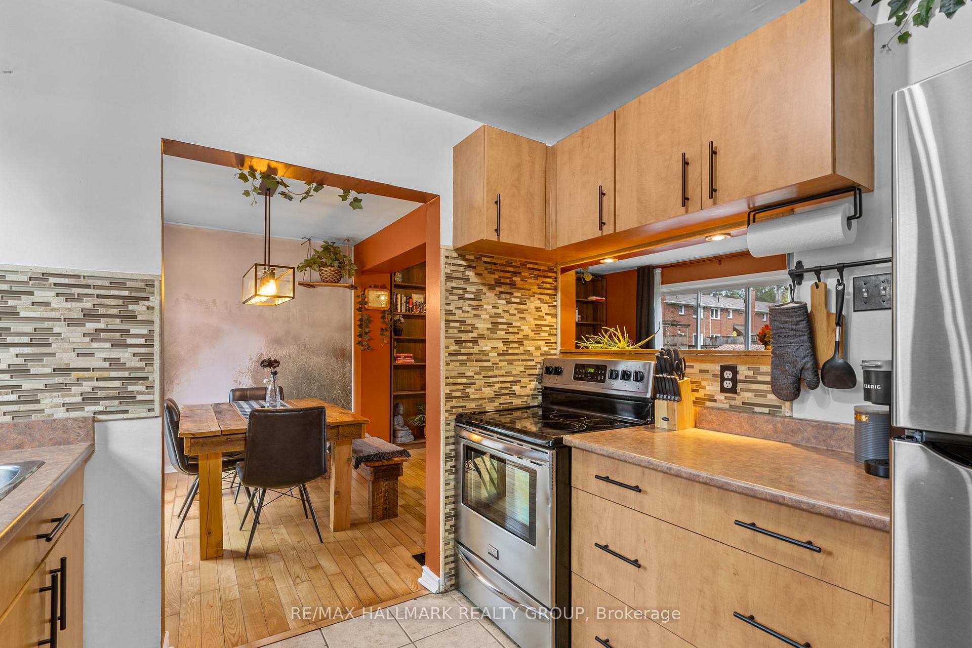 Photo 11 of 779 Borthwick Avenue, Ottawa, Castle Heights/Rideau High — HOMEH