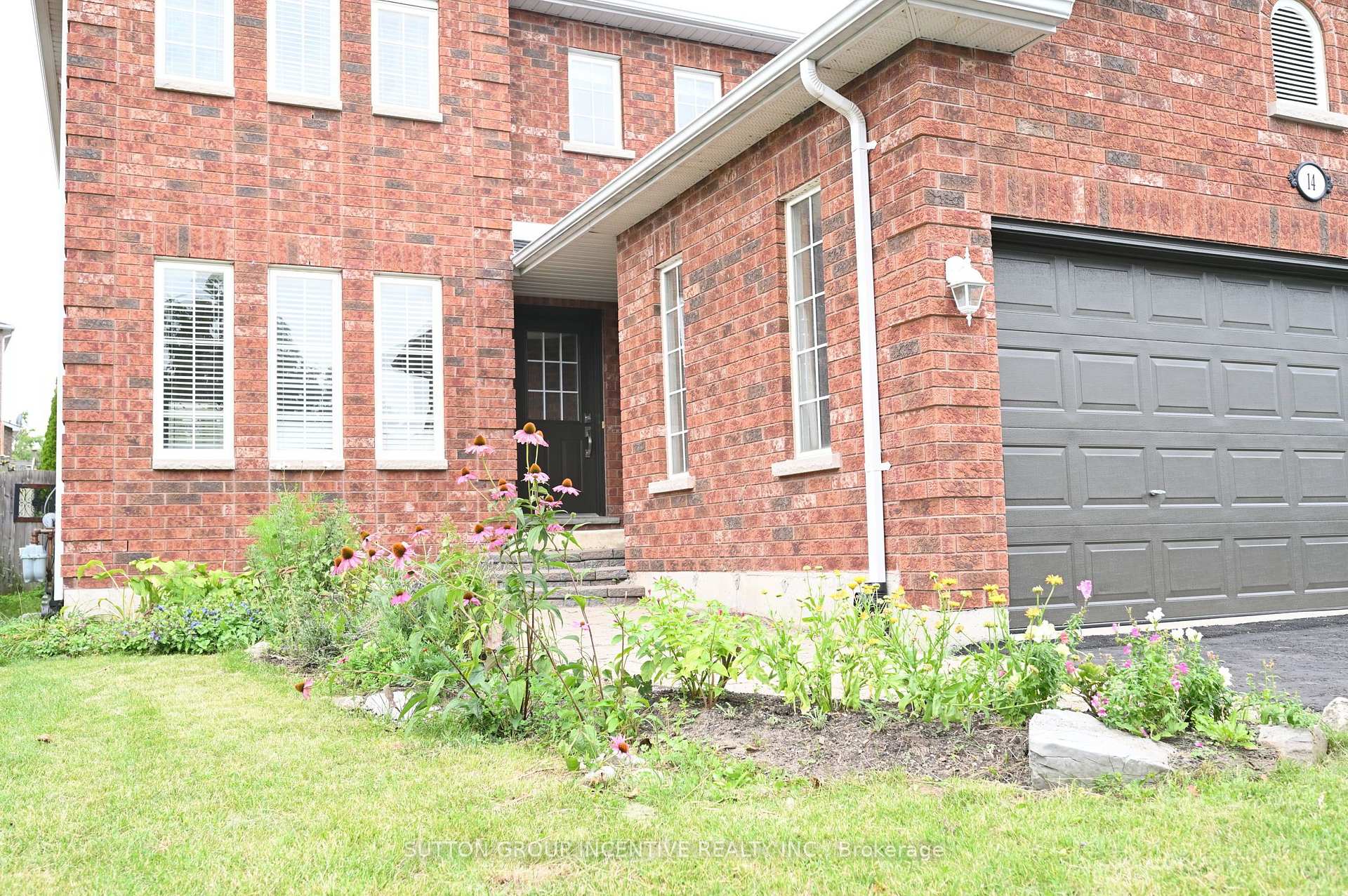 Photo 2 of 14 Brown Wood Drive, Barrie, Little Lake — HOMEH