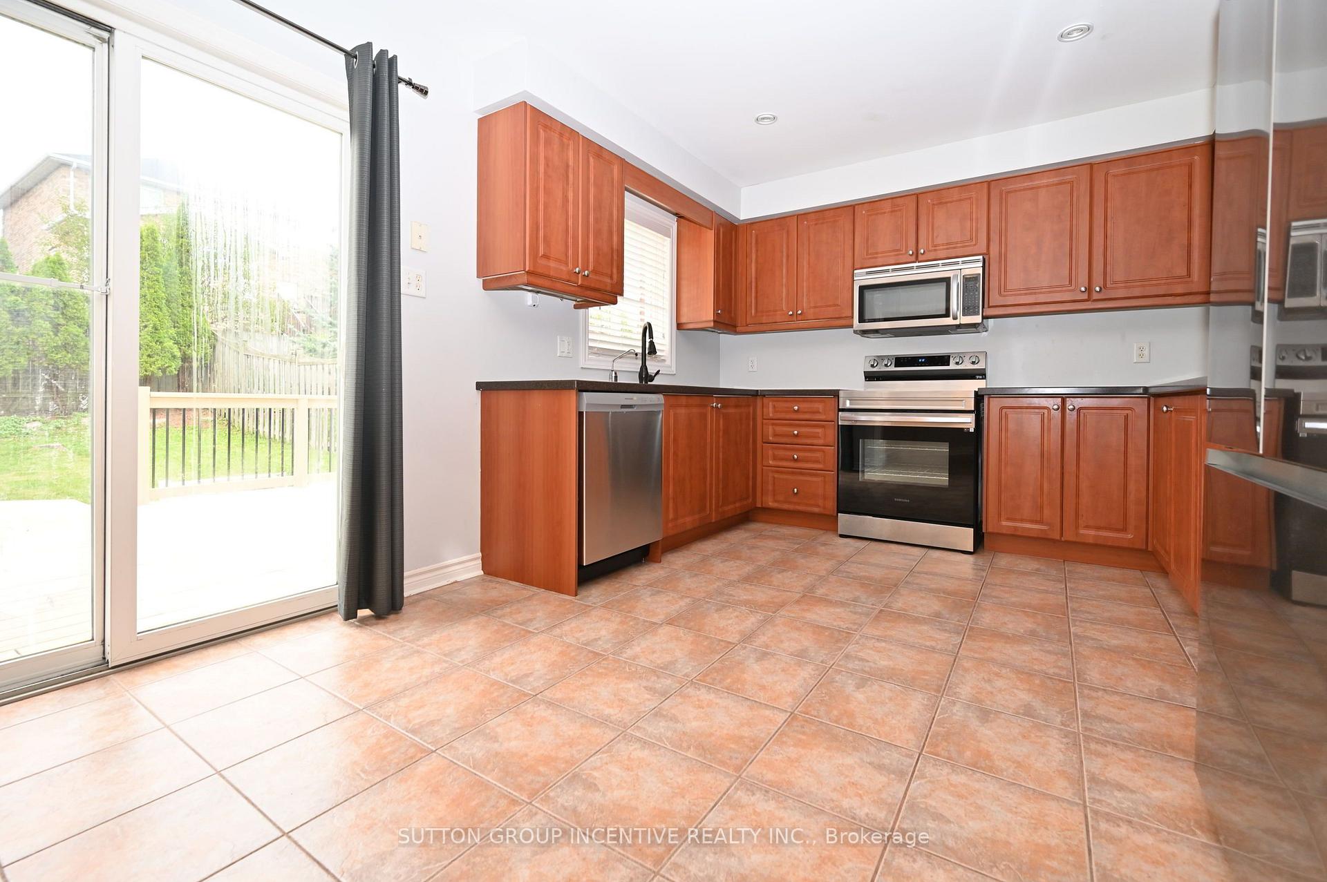 Photo 9 of 14 Brown Wood Drive, Barrie, Little Lake — HOMEH