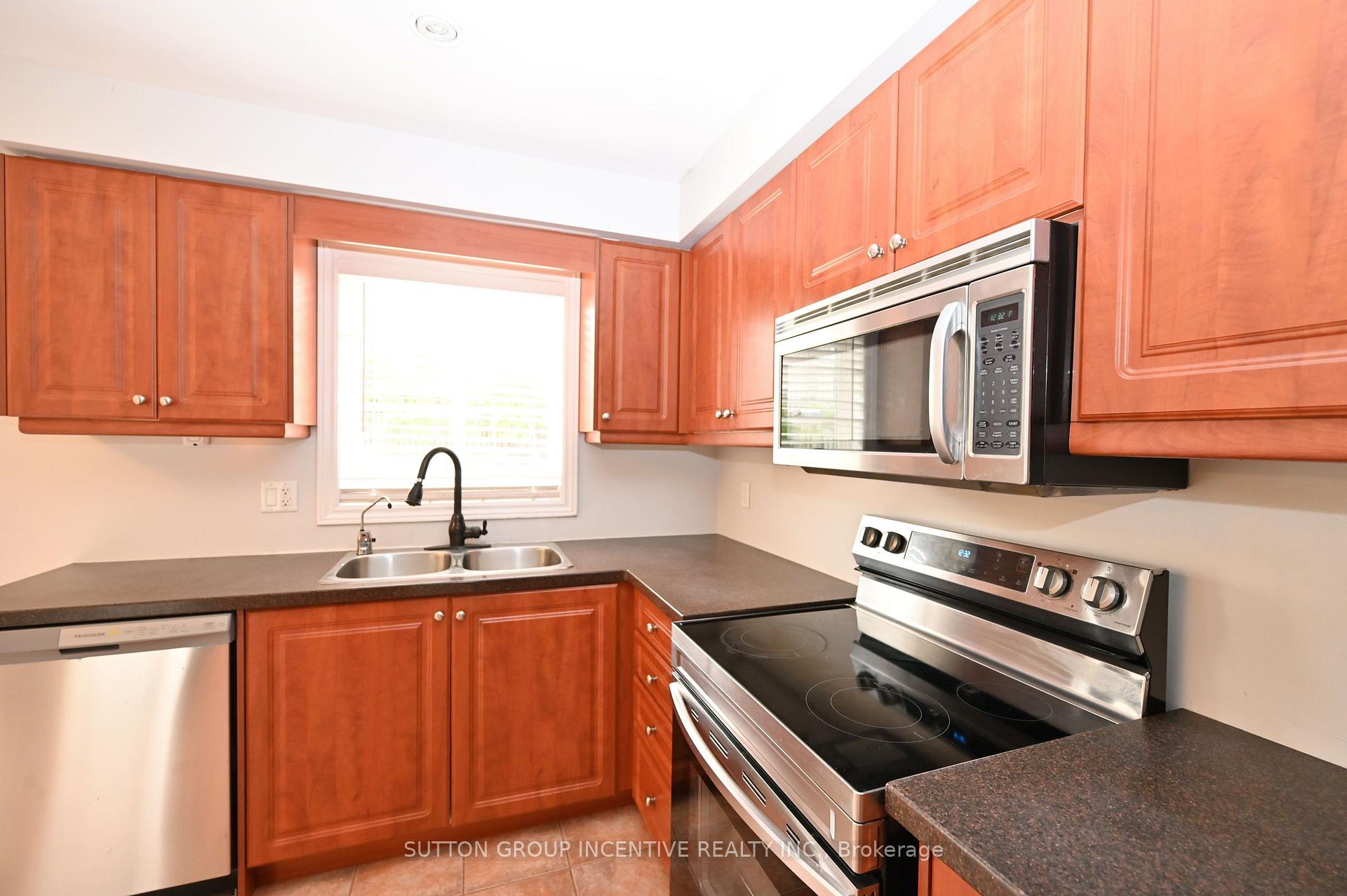 Photo 10 of 14 Brown Wood Drive, Barrie, Little Lake — HOMEH