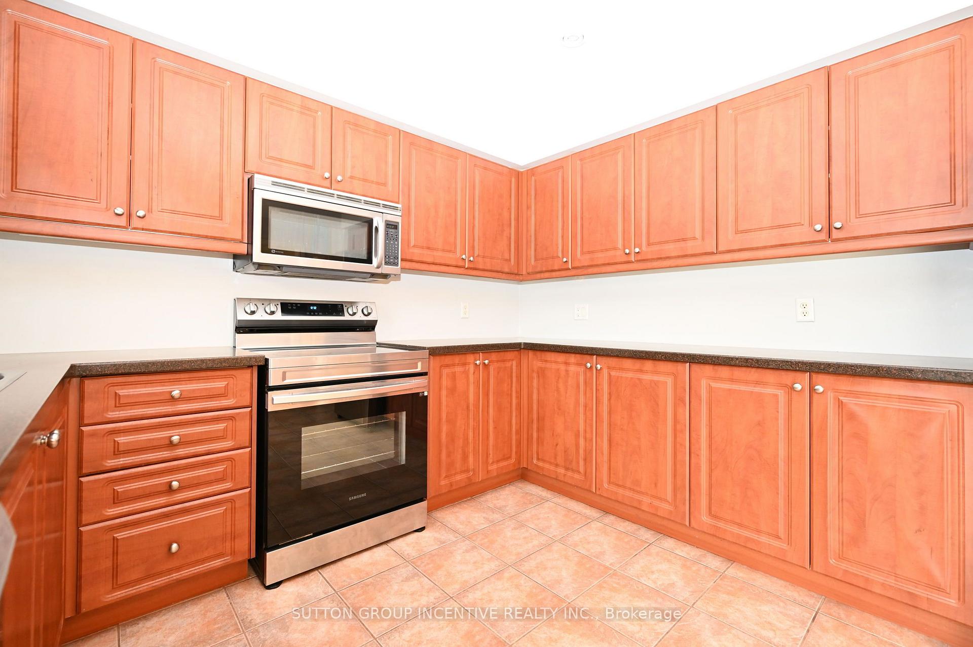 Photo 11 of 14 Brown Wood Drive, Barrie, Little Lake — HOMEH