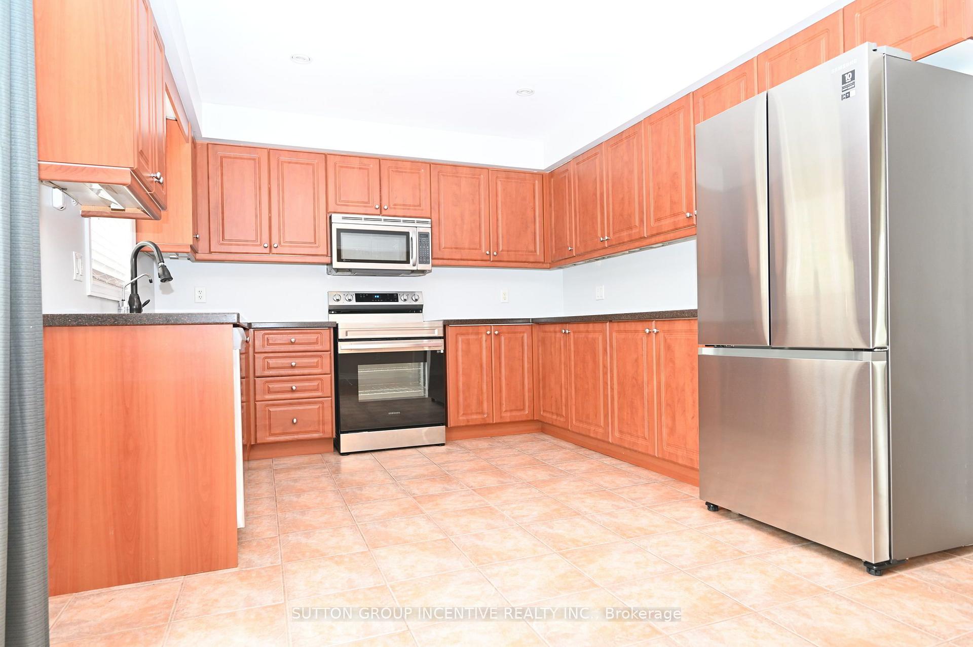 Photo 12 of 14 Brown Wood Drive, Barrie, Little Lake — HOMEH